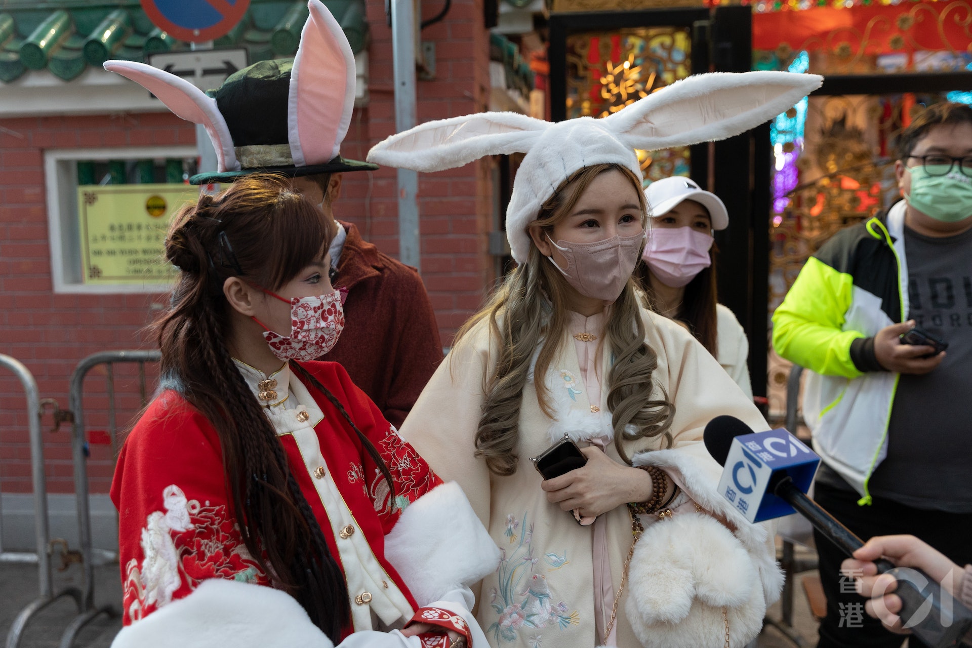 黃大仙祠1月21日年三十晚重開讓善信入內上頭炷香，藝人黃夏蕙兩名契女今年代她以兔仔打扮到來排隊等上頭炷香。（夏家朗攝）