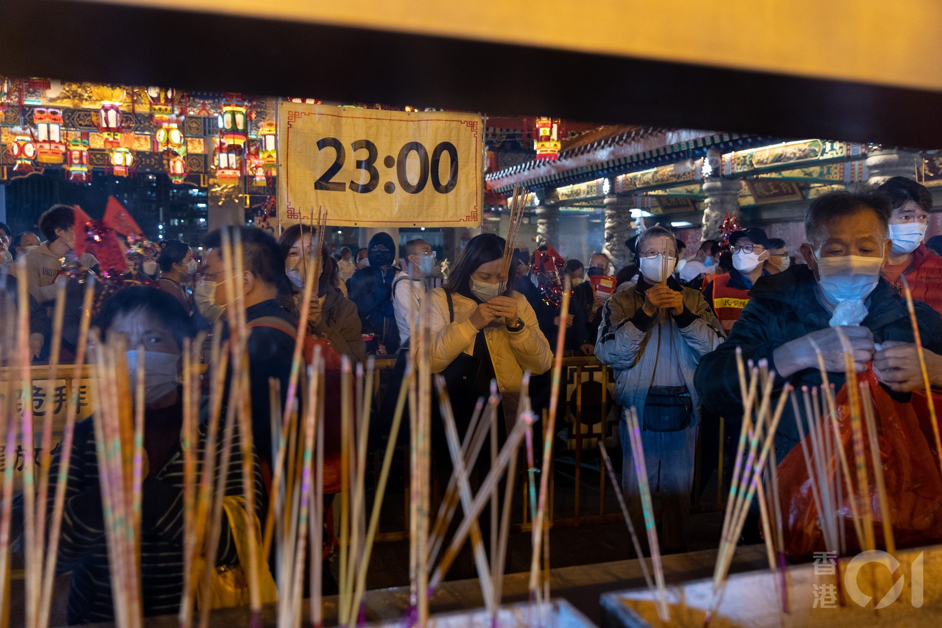 黃大仙祠1月21日年三十晚恢復上頭炷香安排，祠方9時放善信入內，有善信排隊等候11時子時上頭炷香。（夏家朗攝)