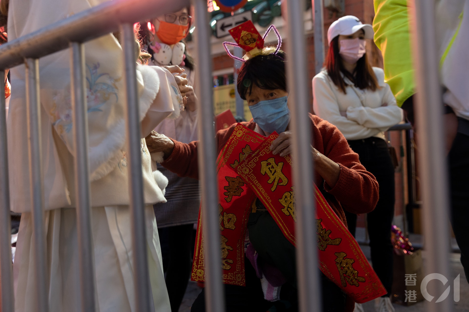 黃大仙祠1月21日年三十晚重開讓善信入內上頭炷香，至傍晚已有約30人在祠外等候，排頭位的善信中午12時已到。今年不少人都有刻意打扮成兔子來上頭炷香。（夏家朗攝）