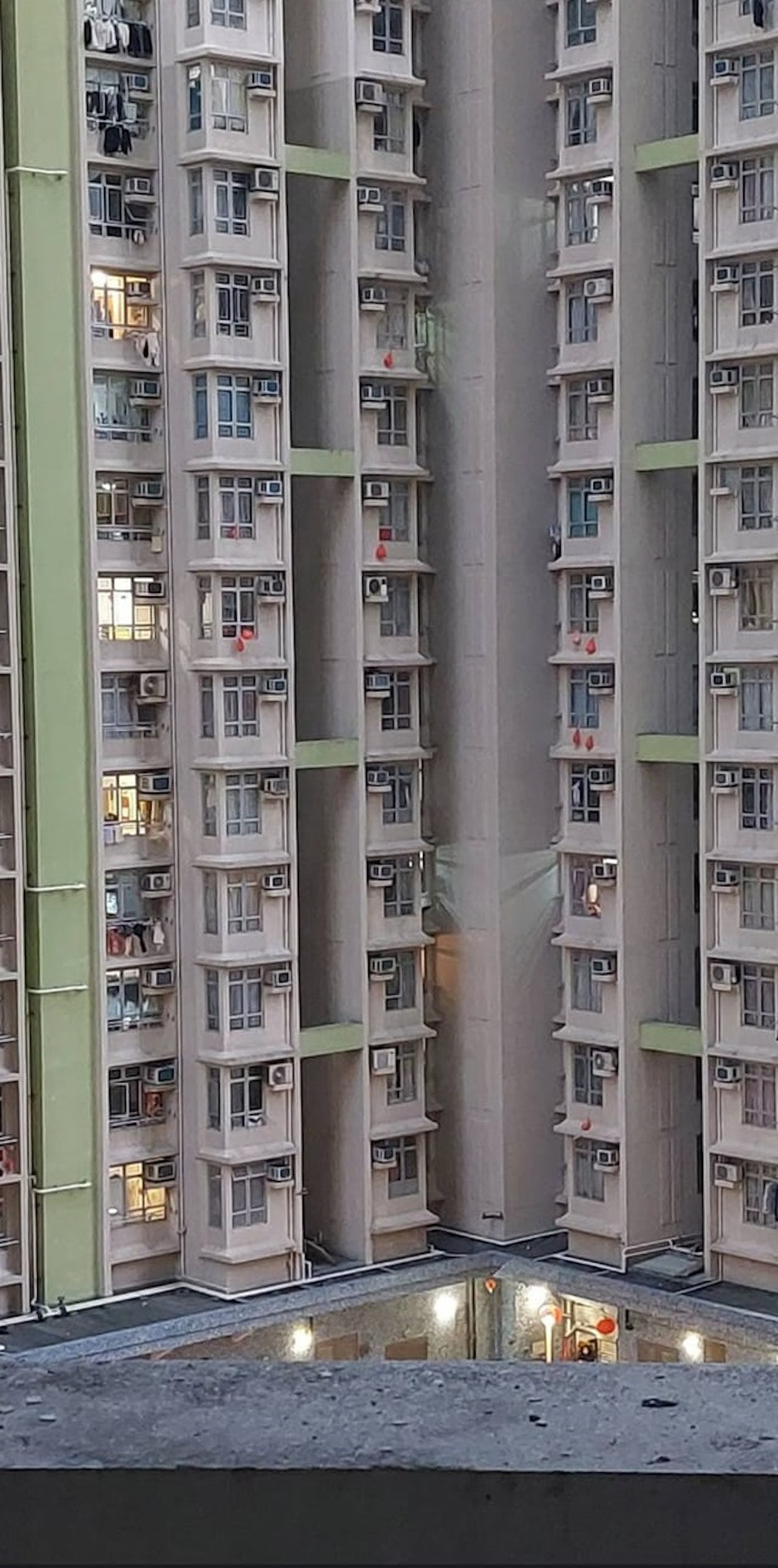 有長沙灣街坊於網上發文表示，發現元州邨有棟大廈有6個單位的住戶不約而同地在外牆掛上紅色膠袋。（fb群組「深水埗街坊會」圖片）