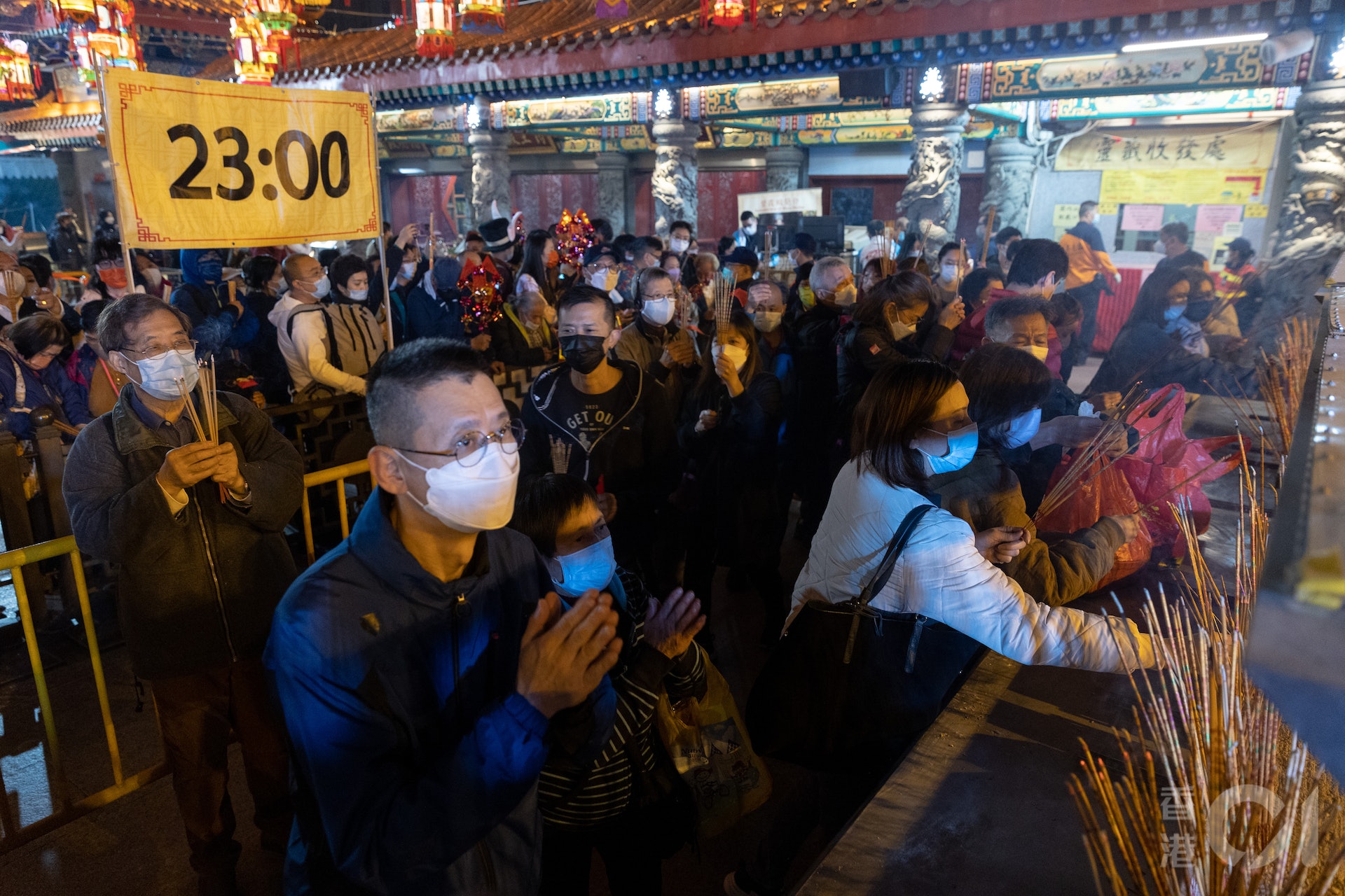 黃大仙祠1月21日年三十晚恢復上頭炷香安排，祠方9時放善信入內，有善信排隊等候11時子時上頭炷香。（夏家朗攝)