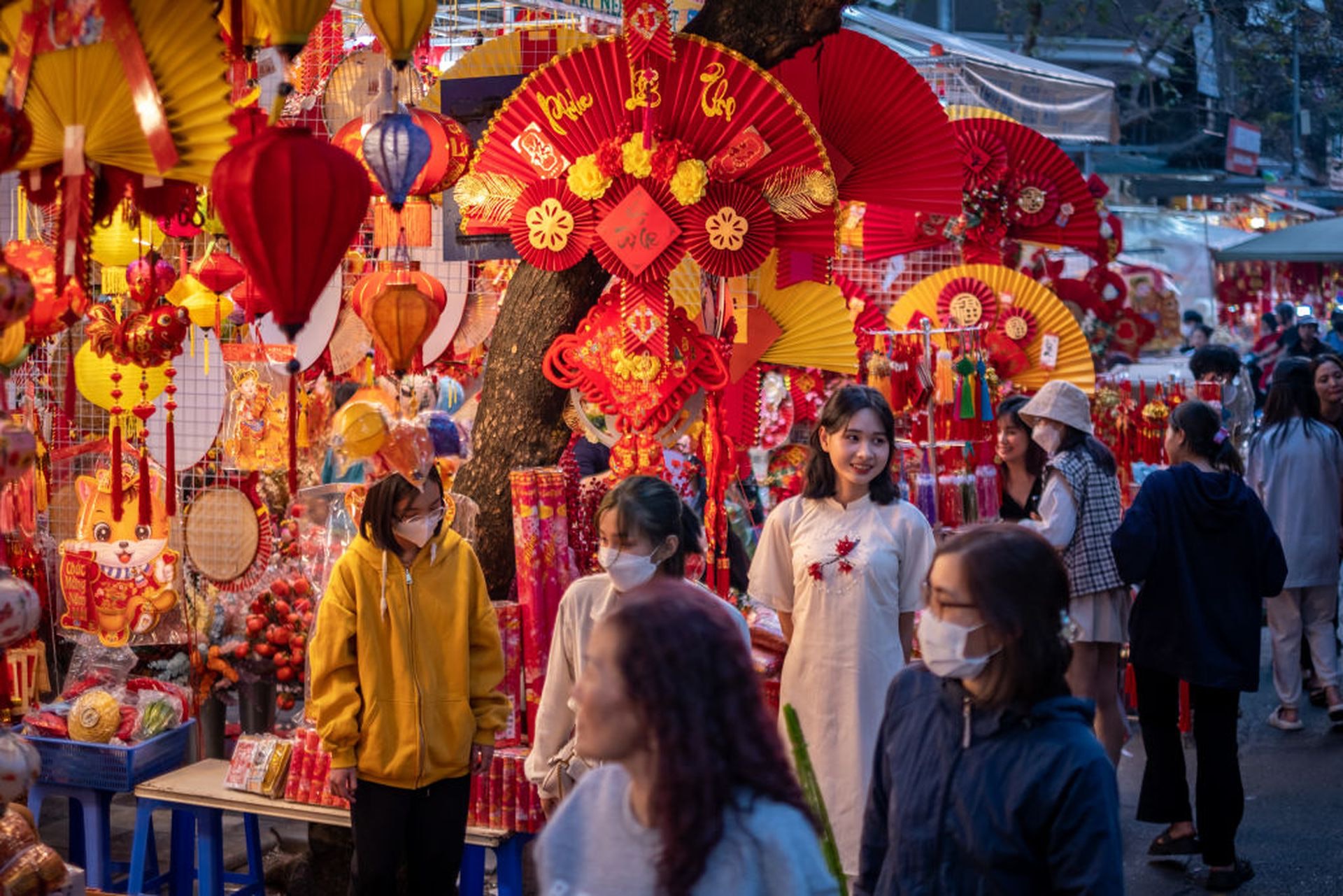 農曆新年｜春節｜大年初一 2023｜兔年2023：圖為1月14日越南河內攤檔一景，可見攤販出售的新年掛飾式樣同香港大致類同，亦會印上「福」字，但部份祝賀語以越南語書寫。（Getty）