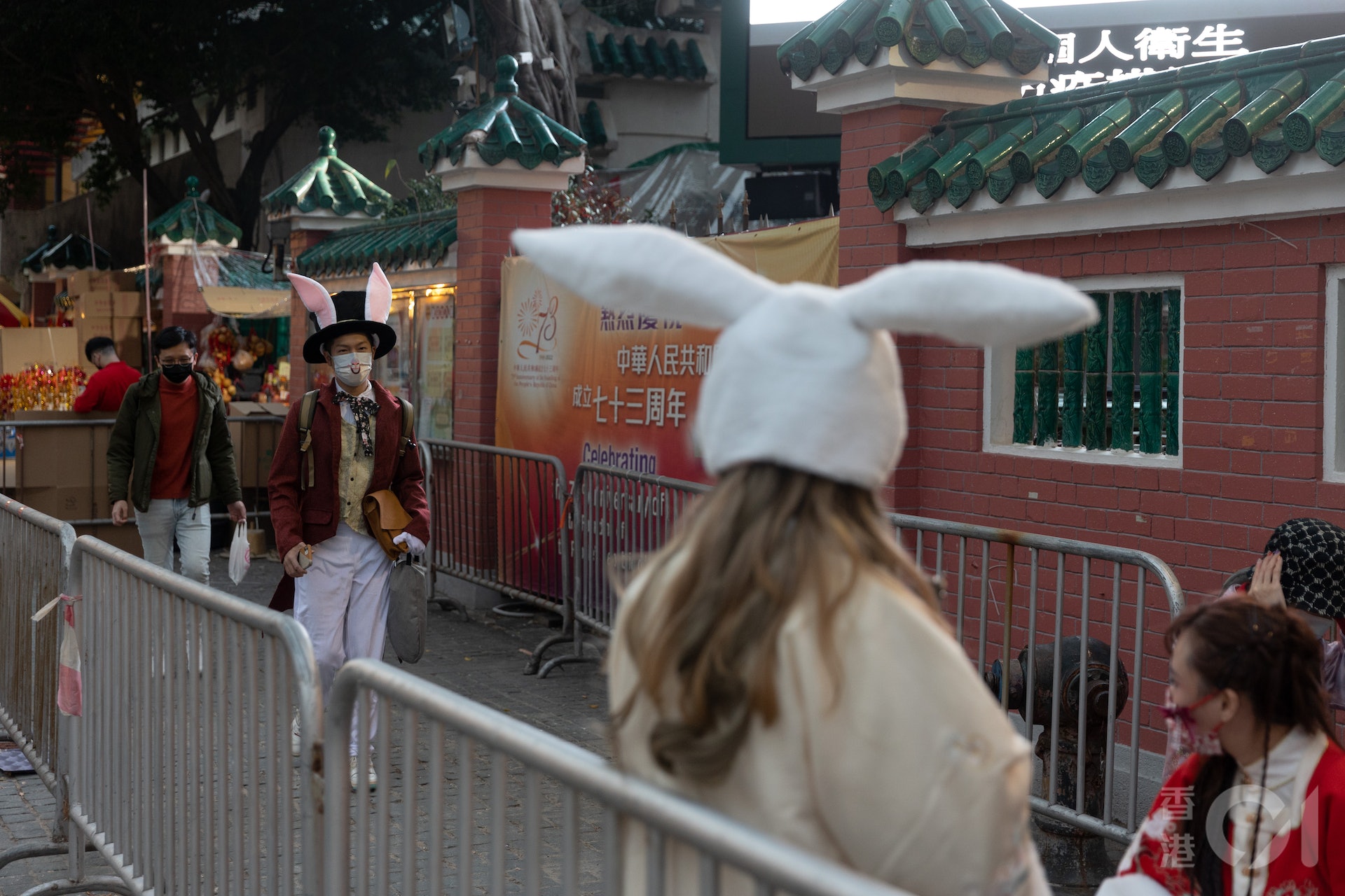 黃大仙祠1月21日年三十晚重開讓善信入內上頭炷香，藝人黃夏蕙兩名契女今年代她以兔仔打扮到來排隊等上頭炷香。（夏家朗攝）