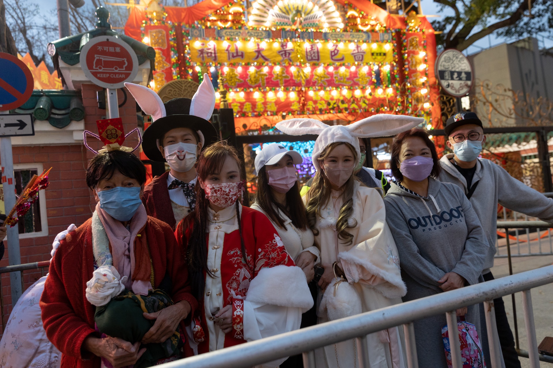 黃大仙祠1月21日年三十晚重開讓善信入內上頭炷香，至傍晚已有約30人在祠外等候，排頭位的善信中午12時已到。今年不少人都有刻意打扮成兔子來上頭炷香。（夏家朗攝）