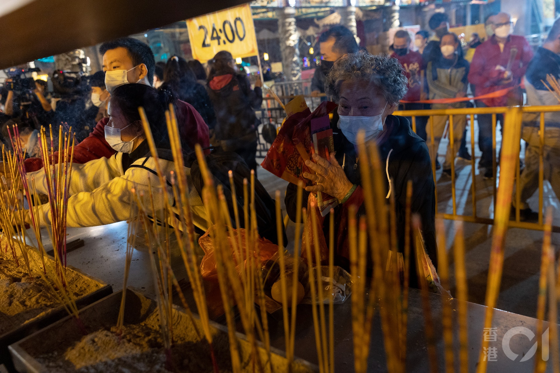 黃大仙祠1月21日年三十晚恢復上頭炷香安排，祠方9時放善信入內，有善信排隊等候午夜12時頭炷香。（夏家朗攝)