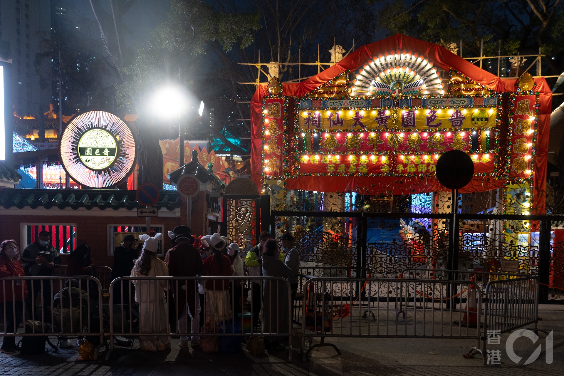 黃大仙祠1月21日年三十晚重開讓善信入內上頭炷香，至傍晚已有約30人在祠外等候，排頭位的善信中午12時已到。(夏家朗攝)