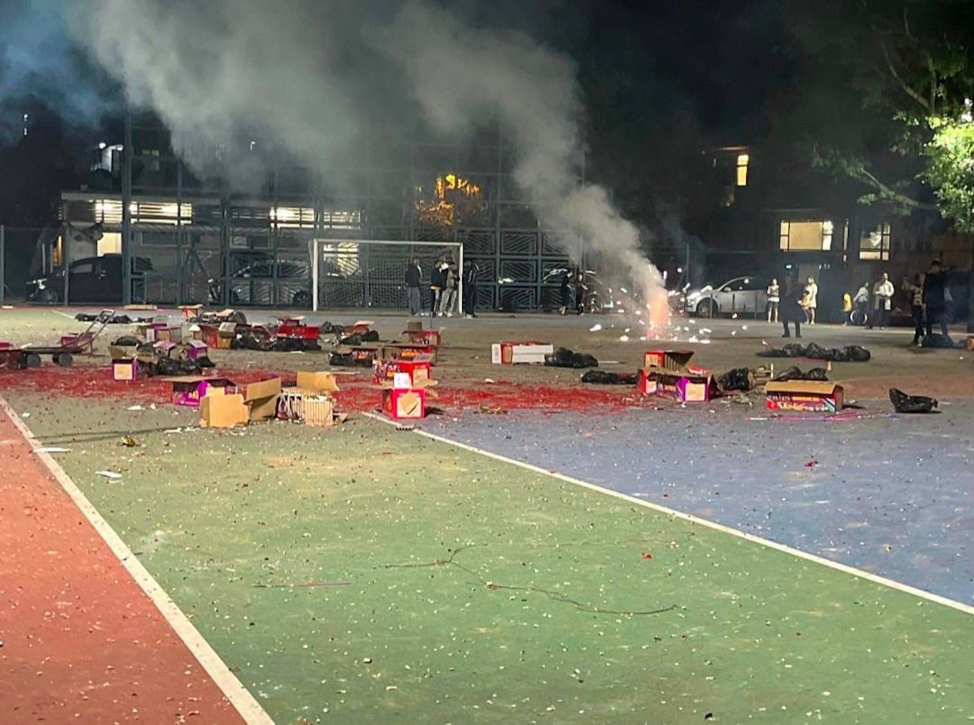 泥圍足球場遍地煙火殘骸。（前屯門區區議員張錦雄fb圖片）