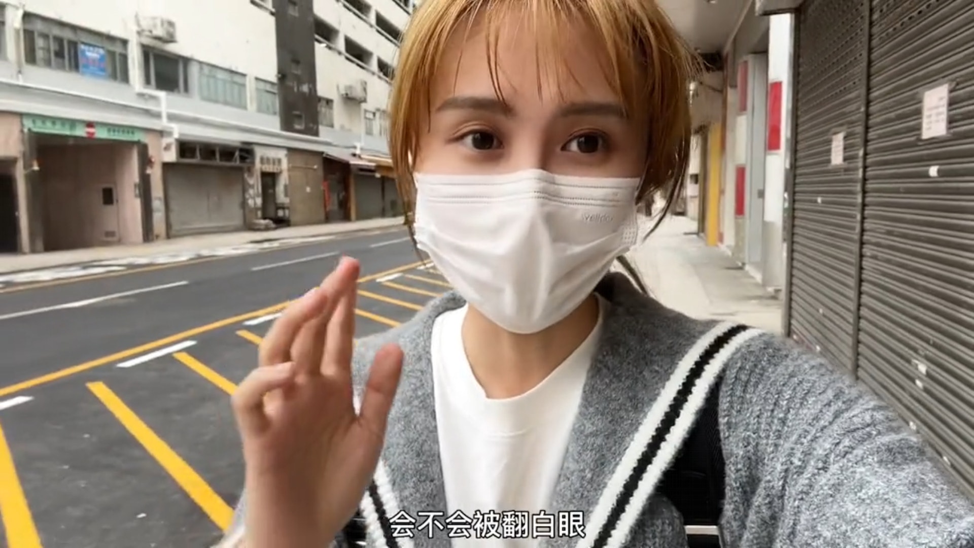 內地博主「滬漂女孩藝軒」在抖音上載標題為「挑戰在香港一天只說普通話」的短影片，引發廣泛關注。（抖音@滬漂女孩藝軒）