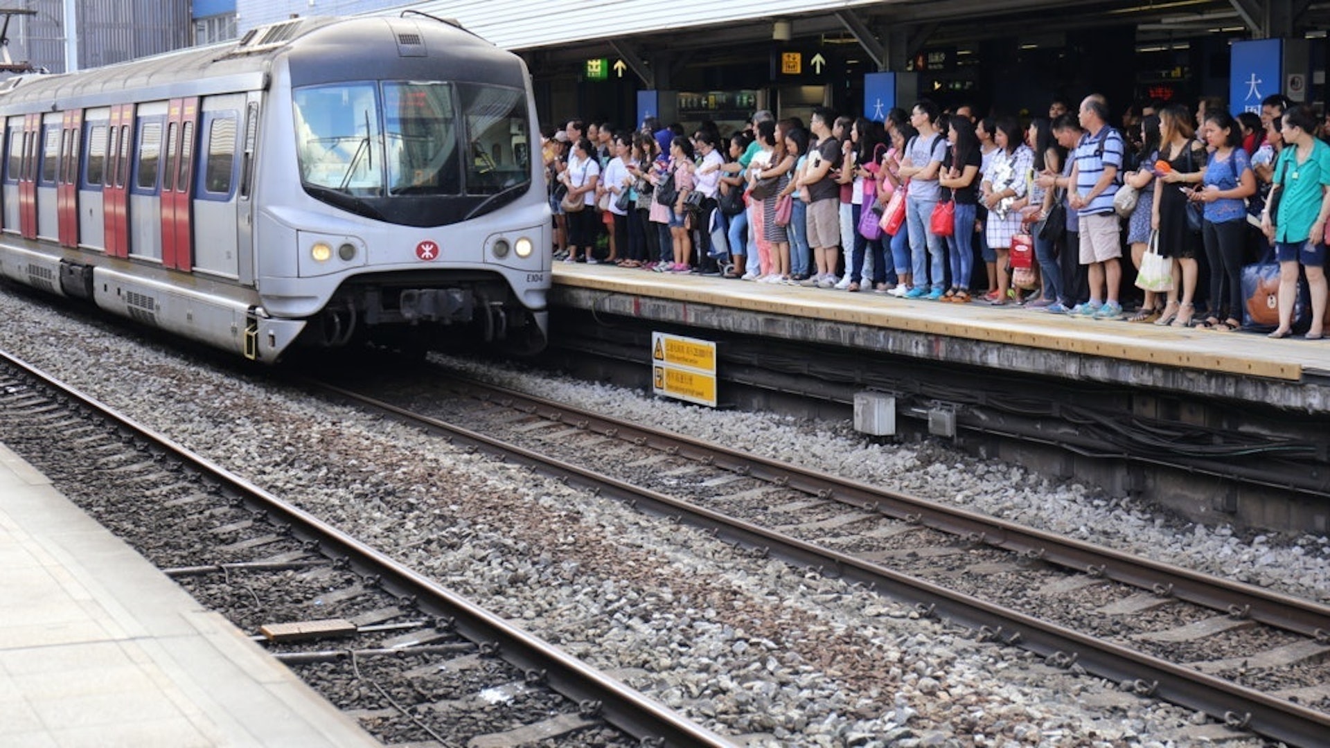 主說在香港搭港鐵及巴士，排隊也是整齊一列，大家有序上車沒有插隊。（資料圖片）