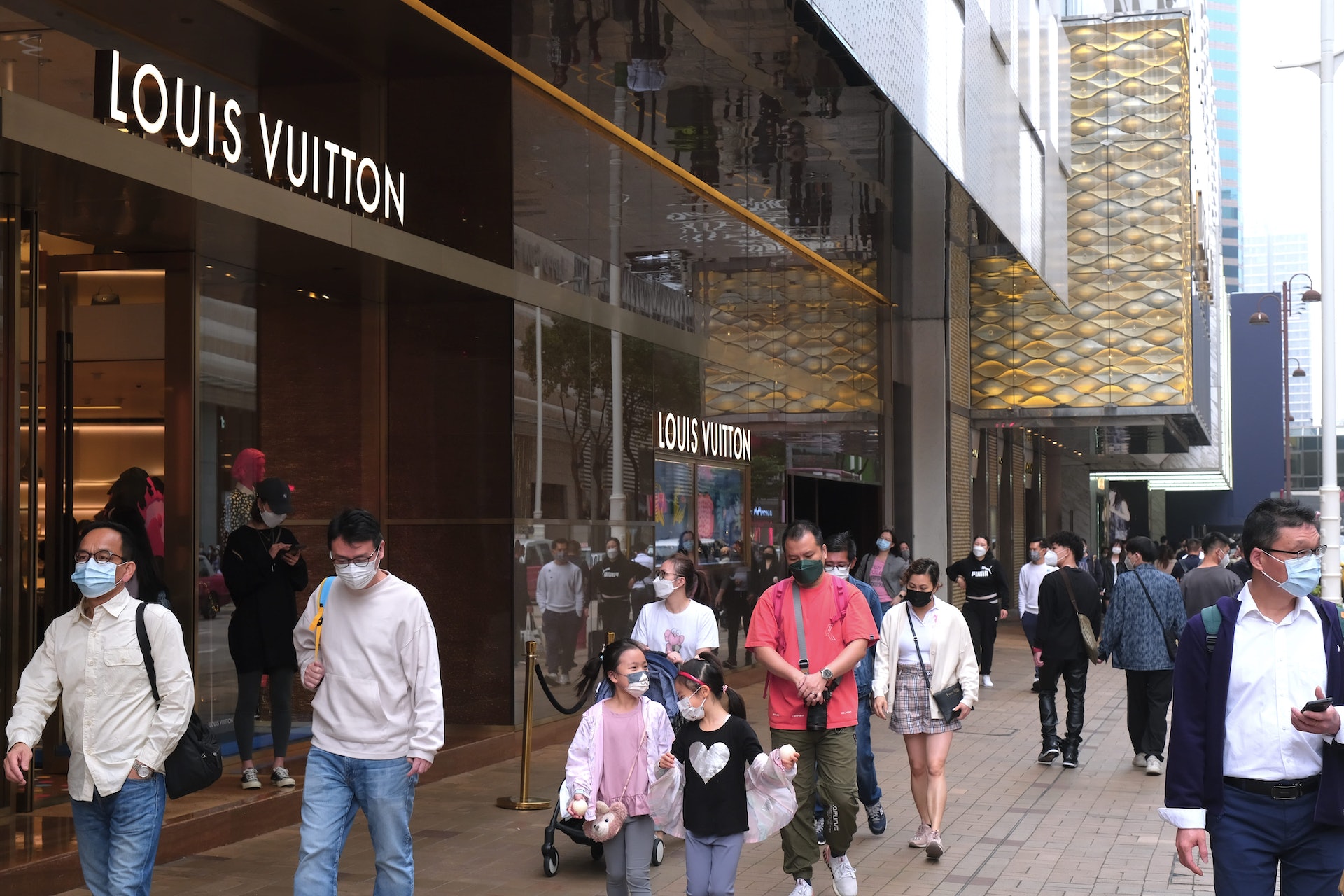 尖沙咀廣東道「名店街」一帶人流雖不及疫前水平，但部份奢侈品牌名店外仍可見有人龍出現。（歐家樂攝）