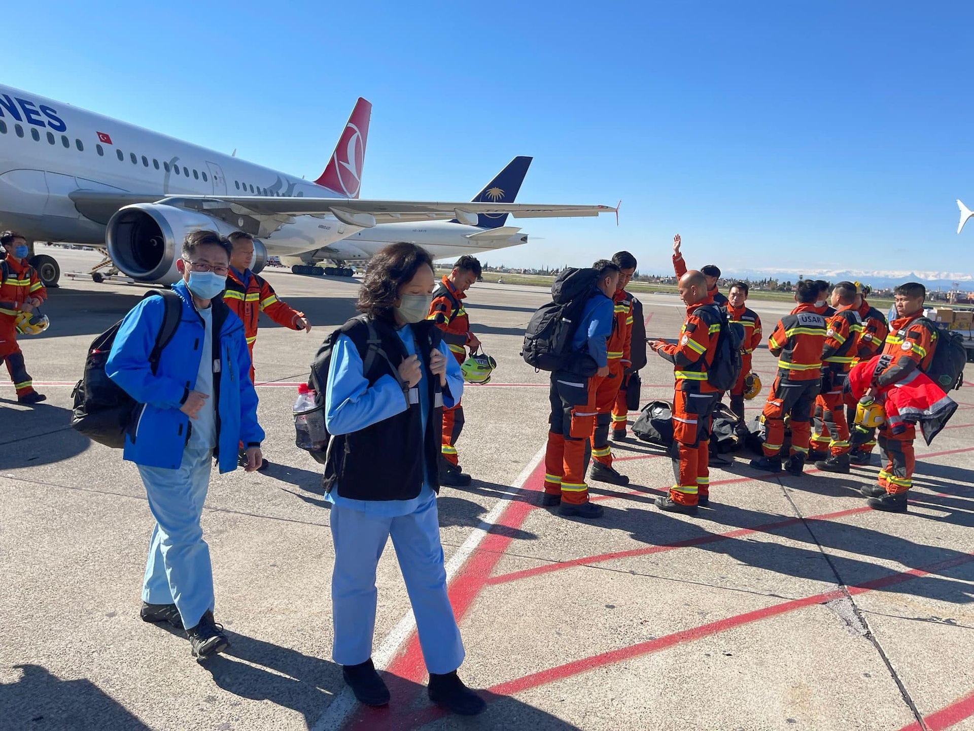 香港60人搜救隊土耳其當地時間2月9日19:30抵達土耳其已抵達阿達納，準備開展救援工作，並獲中國駐土耳其使館公使叢聳到機場迎接。（保安局Facebook圖片）