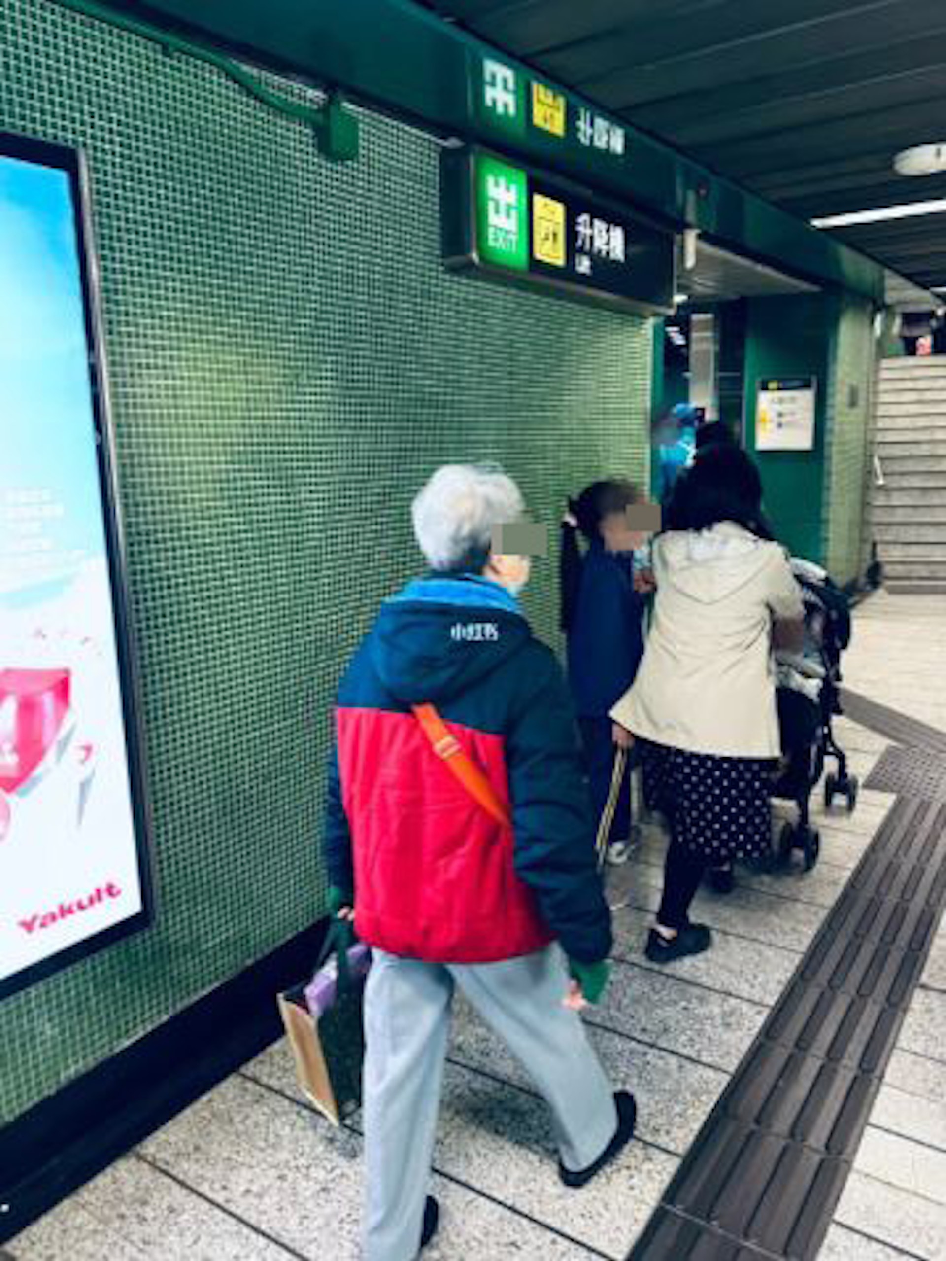 樓主上載圖片，指出在香港的地鐵（港鐵）、商場的升降機，每個人都有好好排隊成一列。（小紅書）