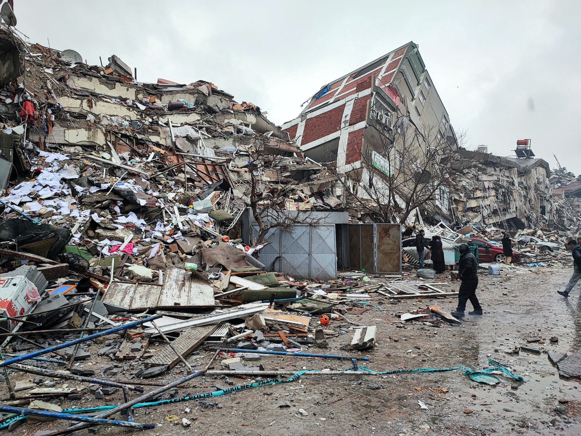 規模7.8強震狂襲土耳其與敘利亞邊境，至今已累積超過4000人死亡，5600多座建築物倒塌。（路透社）