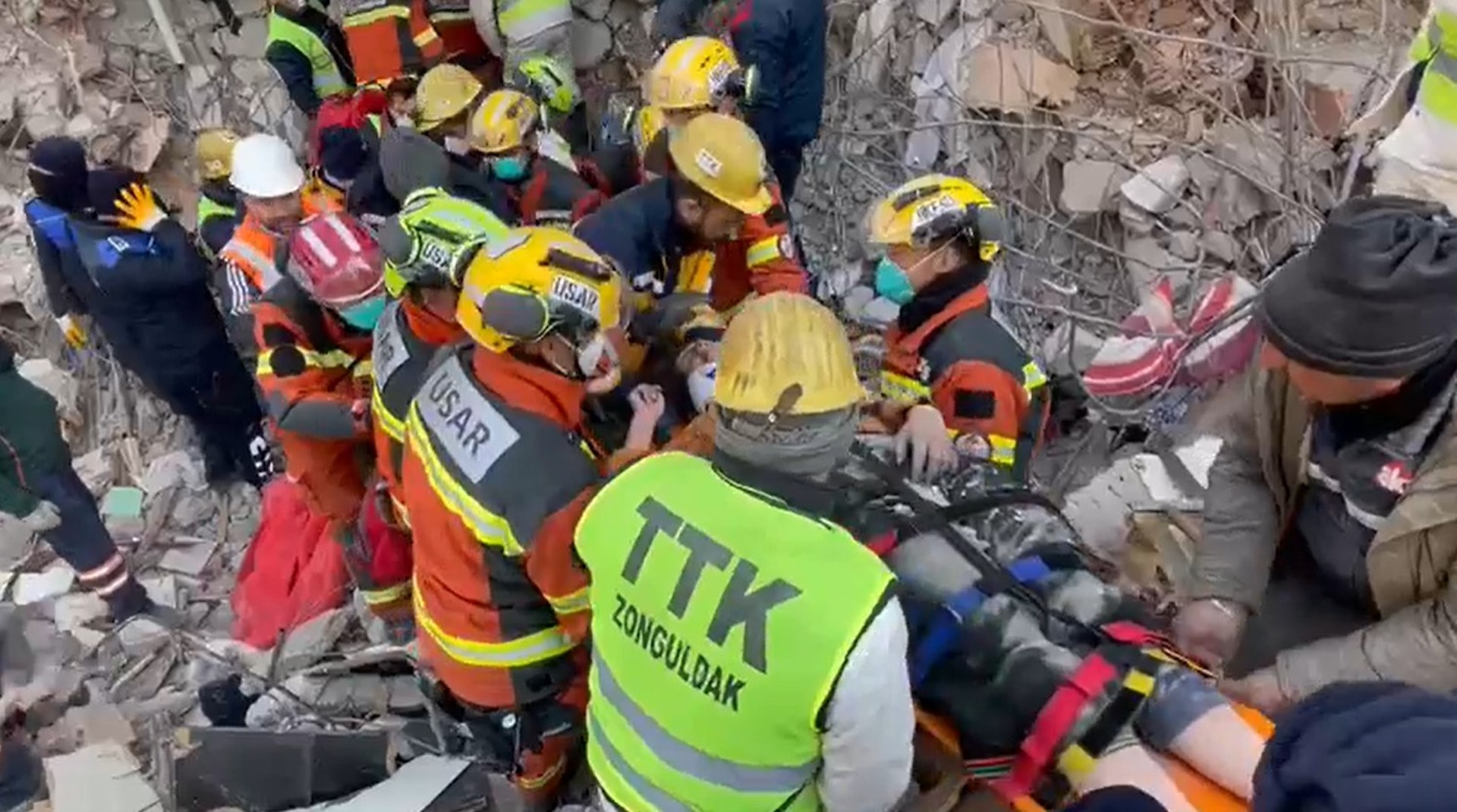 土耳其地震發生至今一周，香港特區搜救隊今日（13日）再從瓦礫堆中，救出一名女生還者，累計救出4人。（消防處facebook片段截圖）