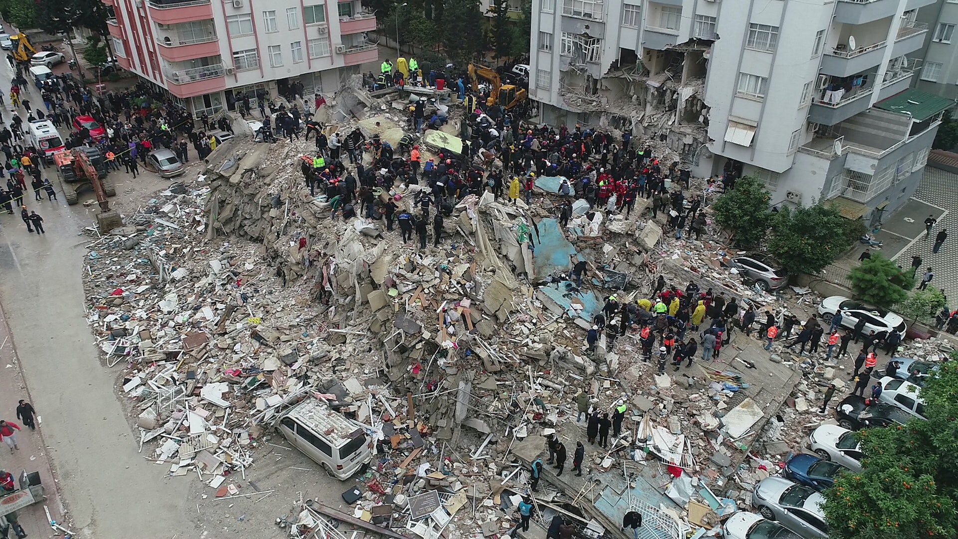 規模7.8強震狂襲土耳其與敘利亞邊境，至今已累積超過4000人死亡，5600多座建築物倒塌。（路透社）