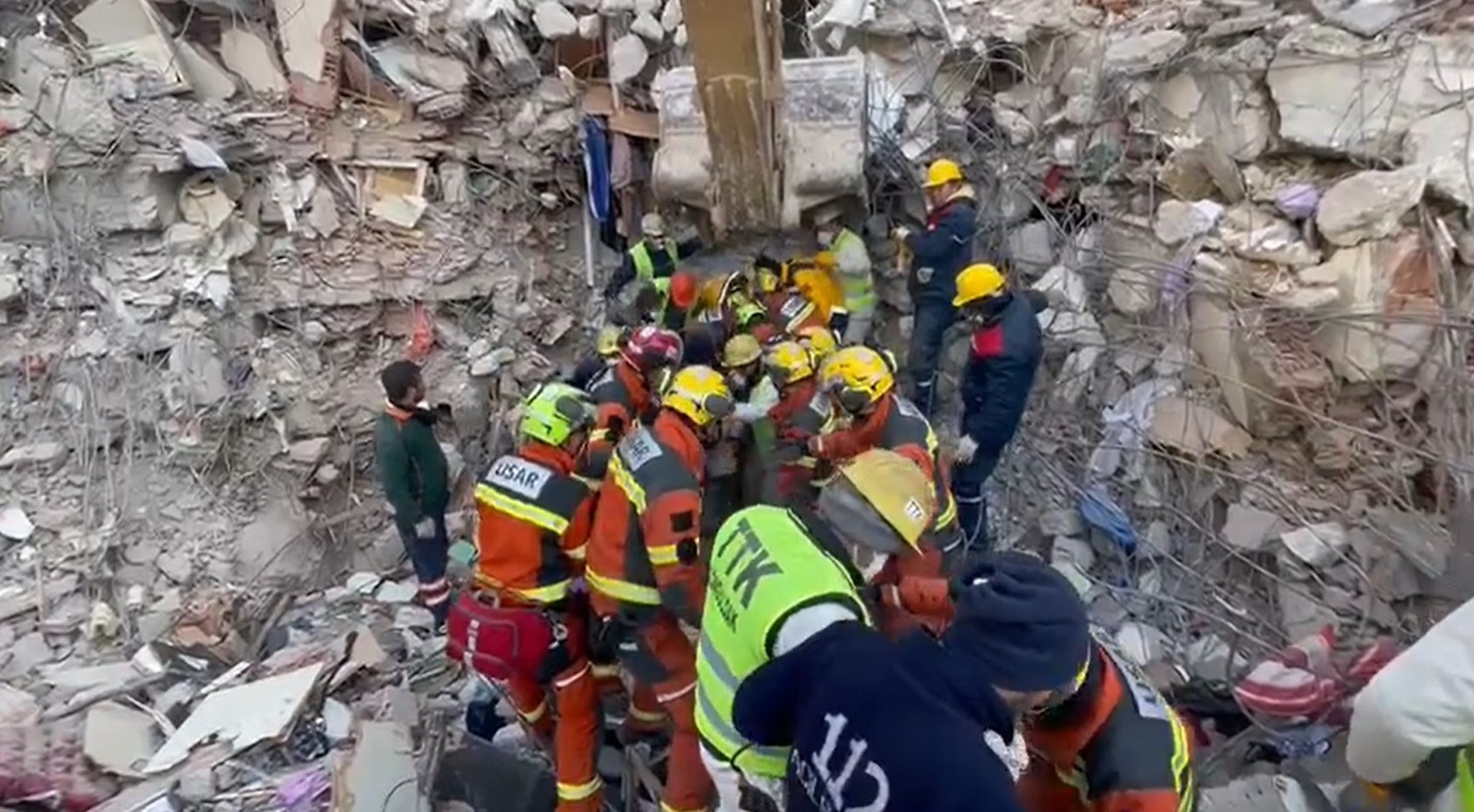 土耳其地震發生至今一周，香港特區搜救隊今日（13日）再從瓦礫堆中，救出一名女生還者，累計救出4人。（消防處facebook片段截圖）