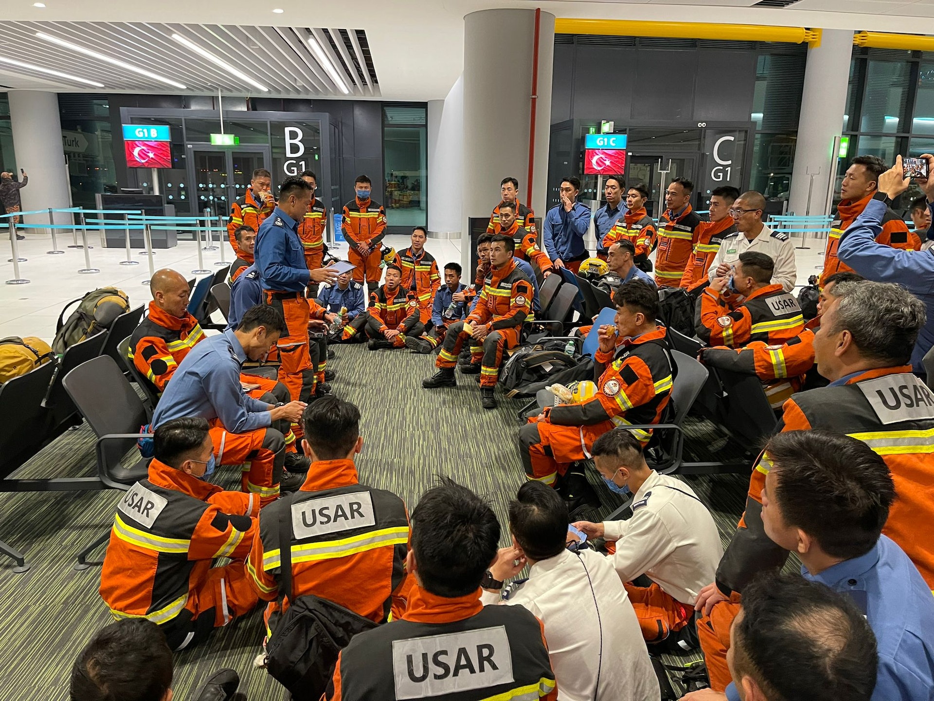 香港60人搜救隊土耳其當地時間2月9日16:00抵達土耳其伊斯坦布爾機場，轉機期間集合匯報，即將前往阿達納災區協助救援。（保安局Facebook圖片）