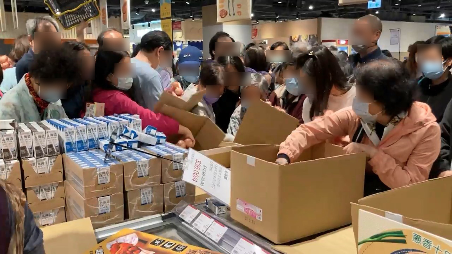 影片中，十多名市民，包括男女及老人家正在日式百貨商店的超市部門內，爭先恐後拿取放在紙皮箱內的日本雞蛋。（fb影片截圖）