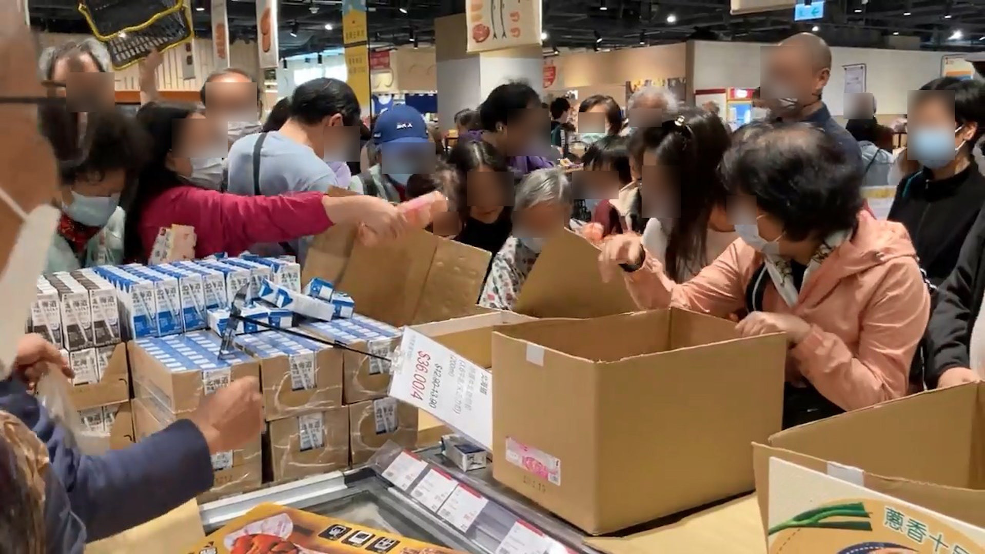 影片中，十多名市民，包括男女及老人家正在日式百貨商店的超市部門內，爭先恐後拿取放在紙皮箱內的日本雞蛋。（fb影片截圖）