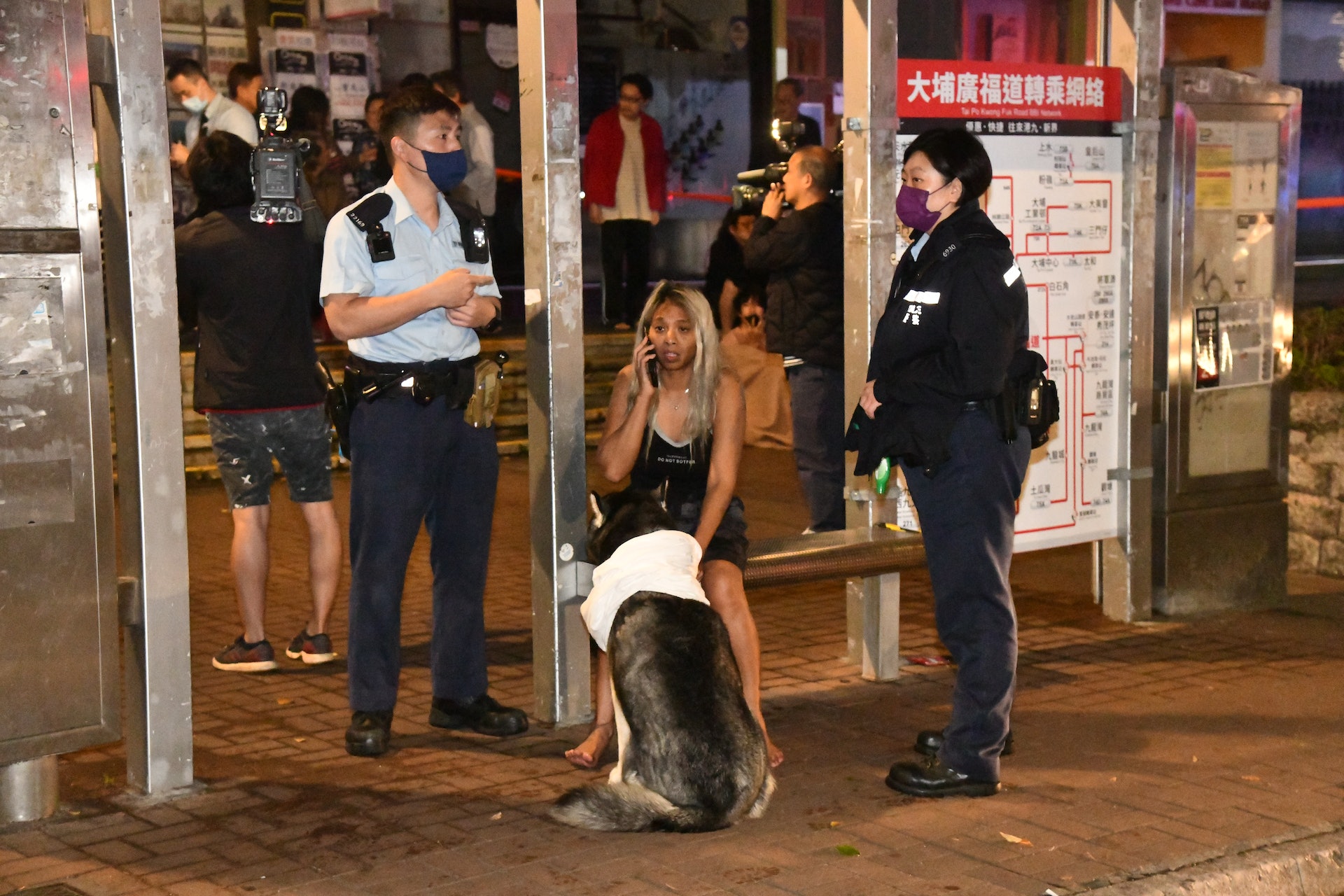 潘女發現火警，帶同愛犬逃出，可惜男友撲火不果斃命。（黃江奇攝）