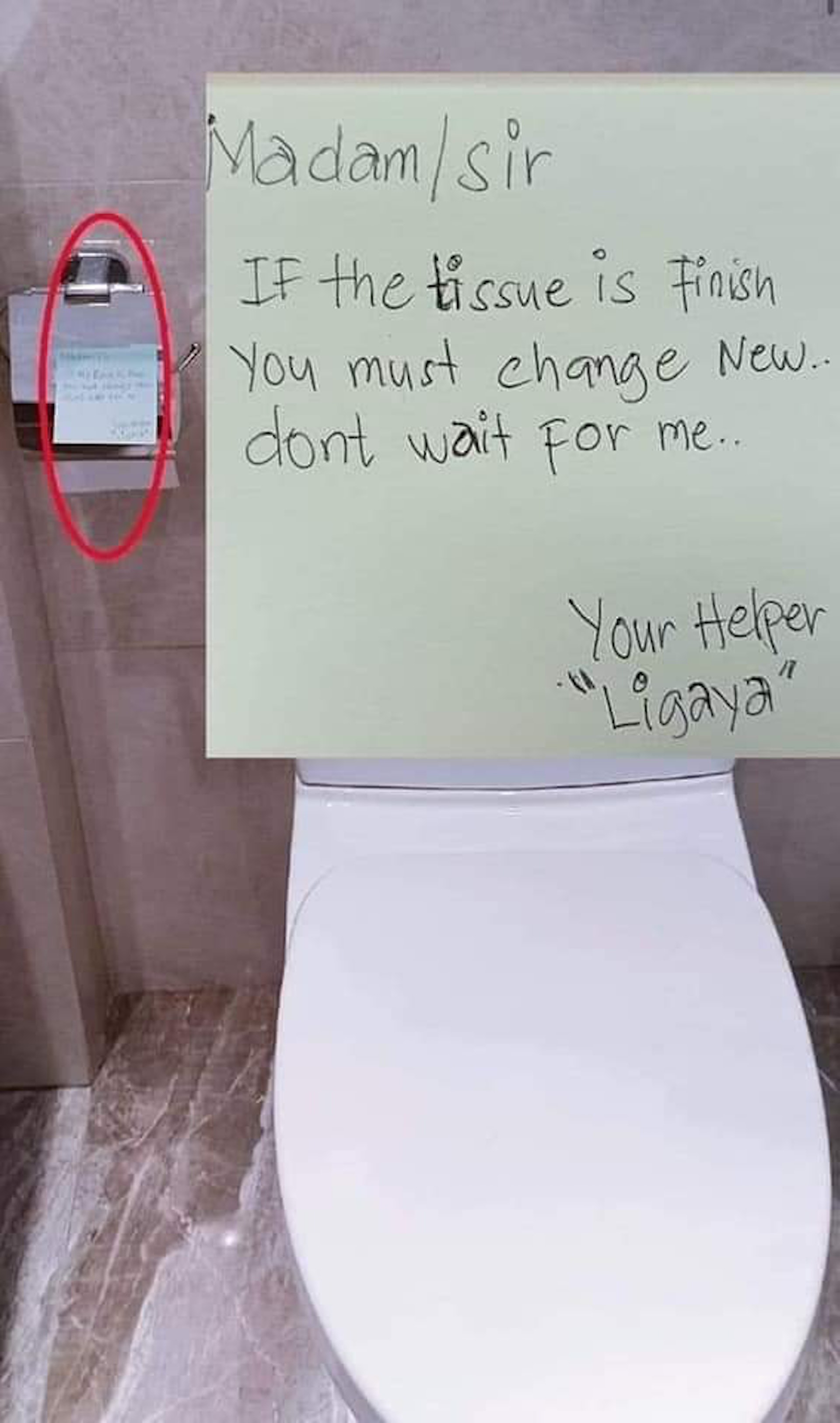 有網民分享疑似出自同一外傭手筆的另一張字條，提醒先生太太若用完廁紙，可自行更換，不應待她出手。（fb群組「香港僱主討論區（外傭/鐘點/陪月/本地ee）」圖片）