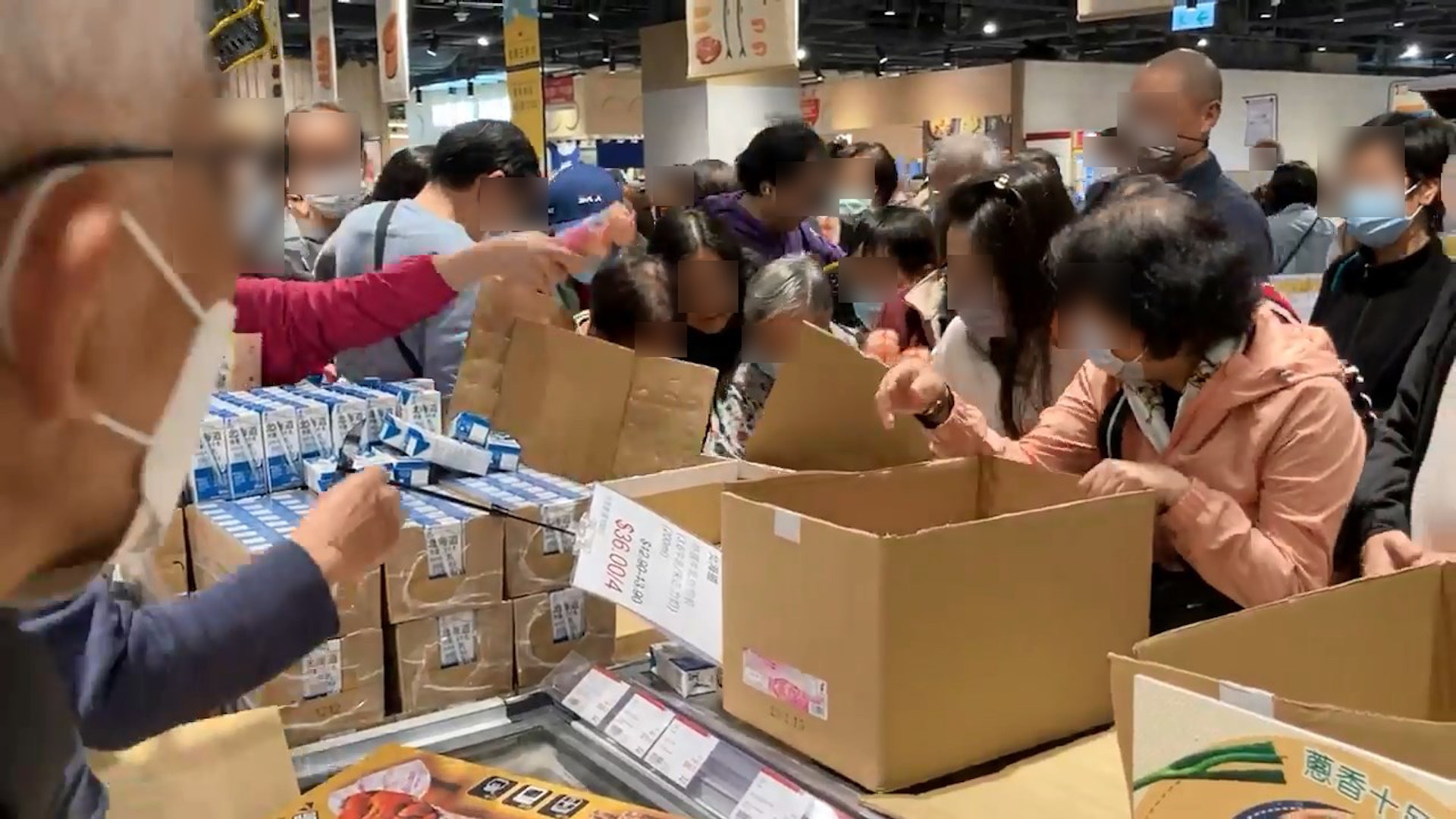今日（3月5日）網上將軍澳群組就瘋傳多段影片，見到日式百貨商店的超市出現疑似搶購日本雞蛋的激烈狀況。（fb影片截圖）