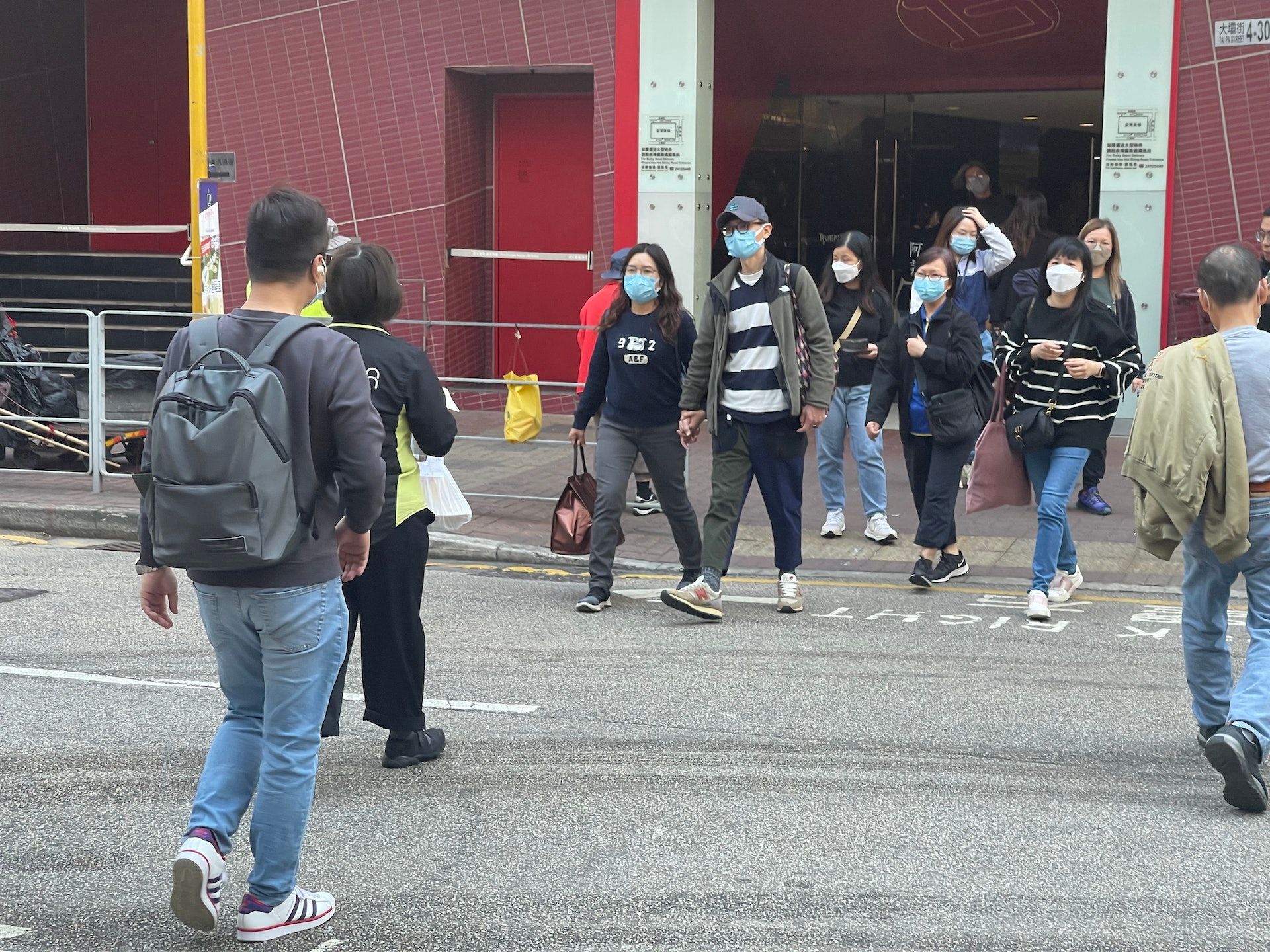 3月1日口罩令撤銷後首日中午約2時左右，路上市民大多仍戴著口罩。（資料圖片）