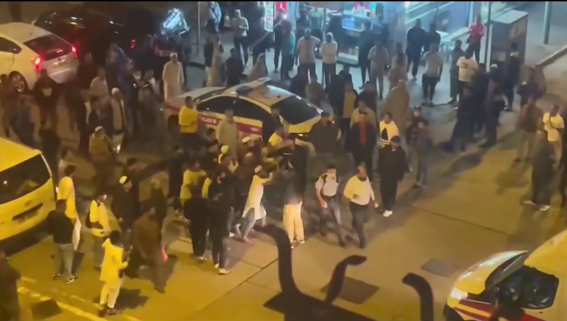 網上流傳3段片段，可見大批南亞裔男子在深水埗街頭聚集喧嘩。（反斗星/香港突發事故報料區）