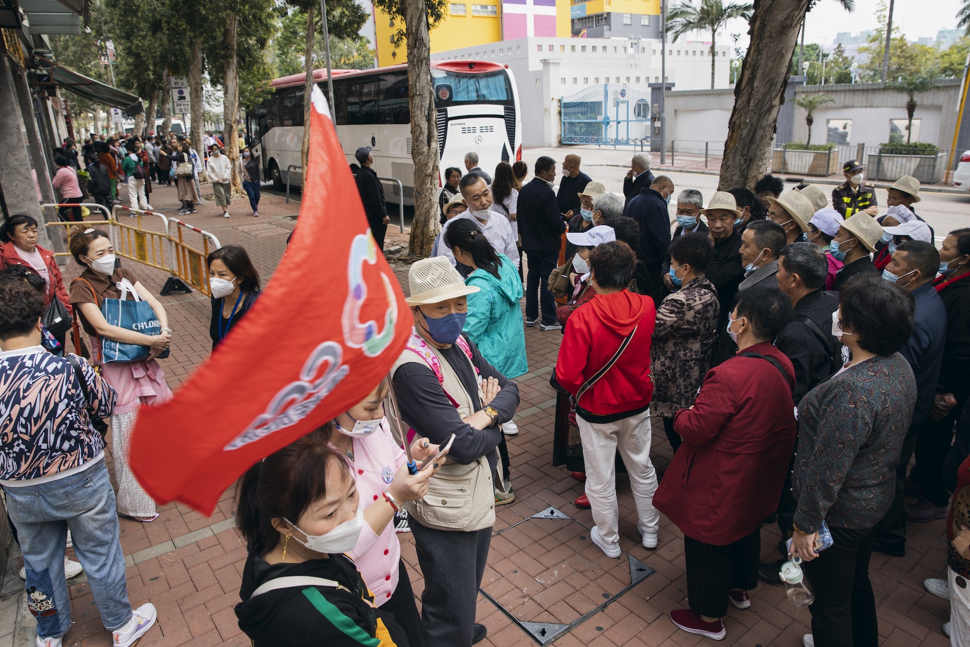 每逢中午繁忙時間，「嘉樂軒」酒樓對開的崇安街行人路，必定人頭湧湧。(黃寶瑩攝)