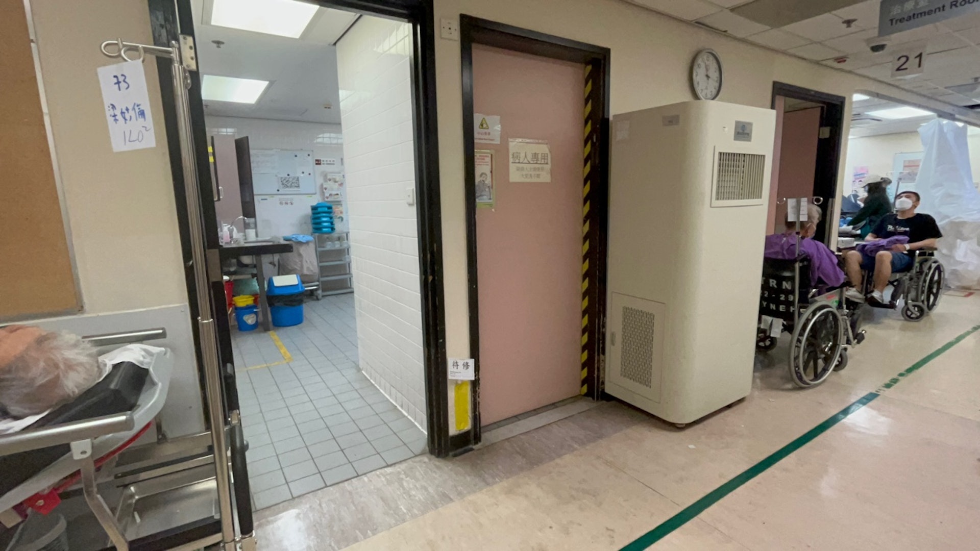 而位於東區醫院急症室等候區的病人專用廁所則能正常使用，不過廁所大門被上鎖，需要職員陪同才能使用。（鄧康翹攝）