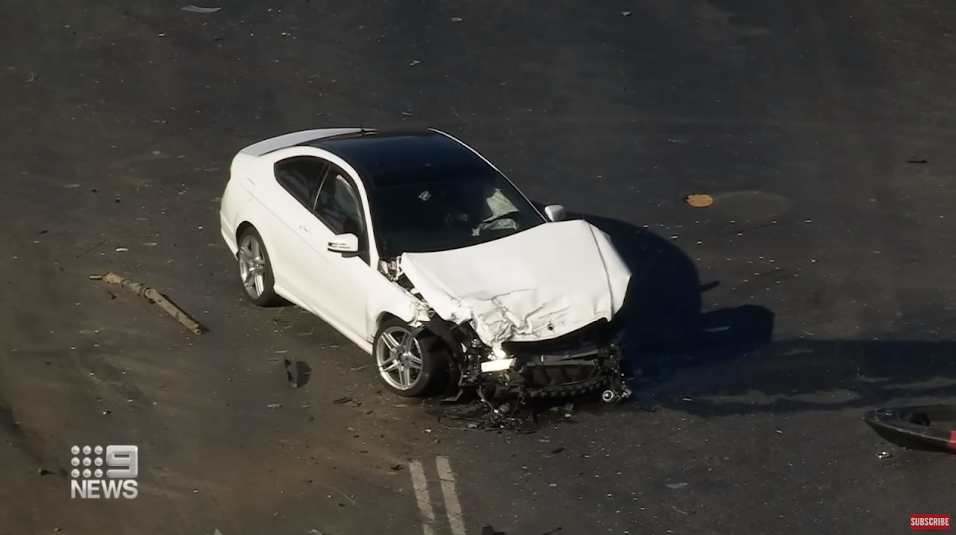 涉事白色車輛，車頭亦嚴重損毀。司機被疑因吸毒超速駕駛惹禍。（9News Youtube截圖）