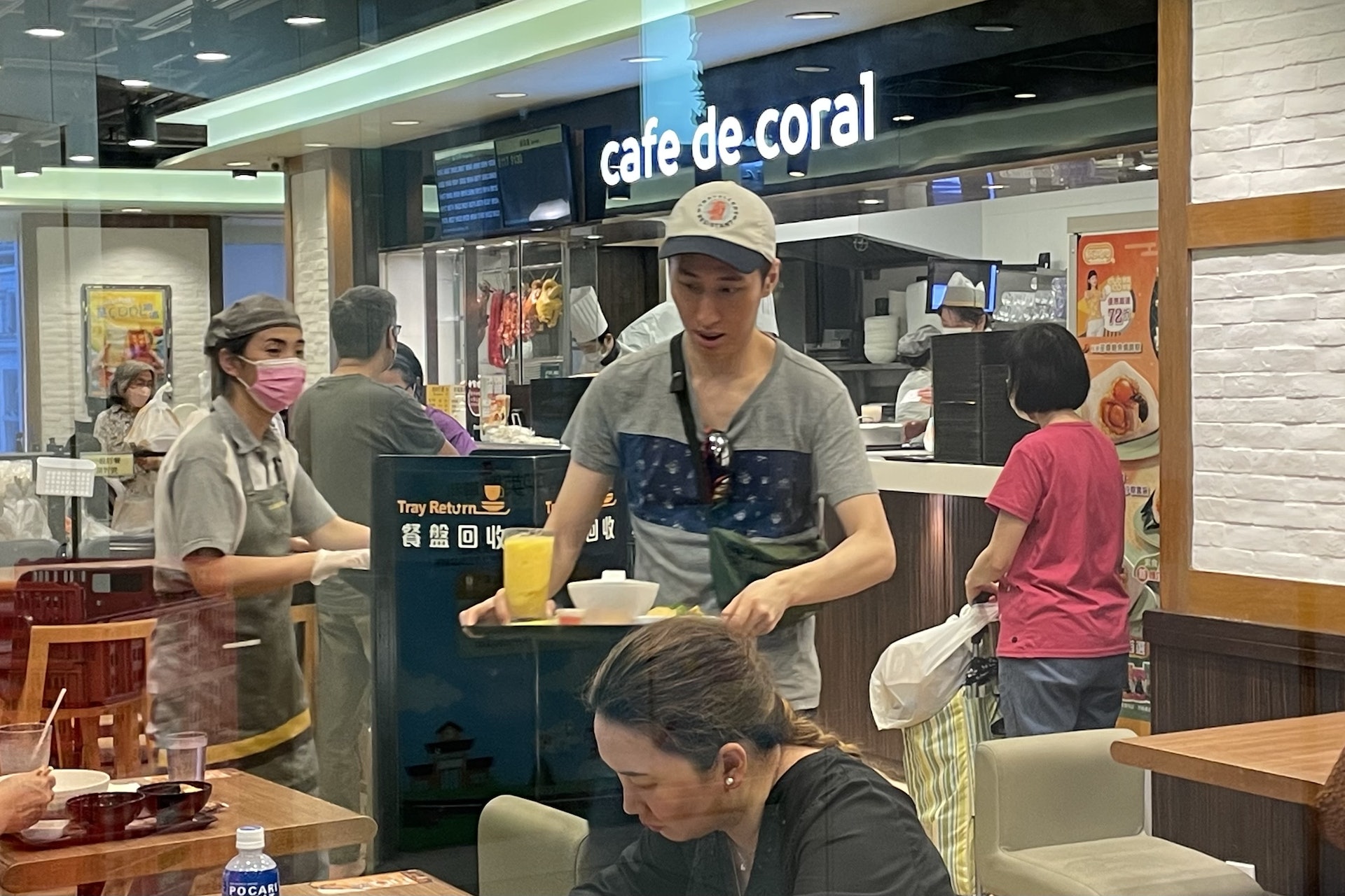 記者今晚到事發大家樂分店了解,現場食客取餐秩序井然,未有人目擊事發經過。(盧翊銘攝) 記者今晚到事發大家樂分店了解,現場食客取餐秩序井然,未有人目擊事發經過。(盧翊銘攝)