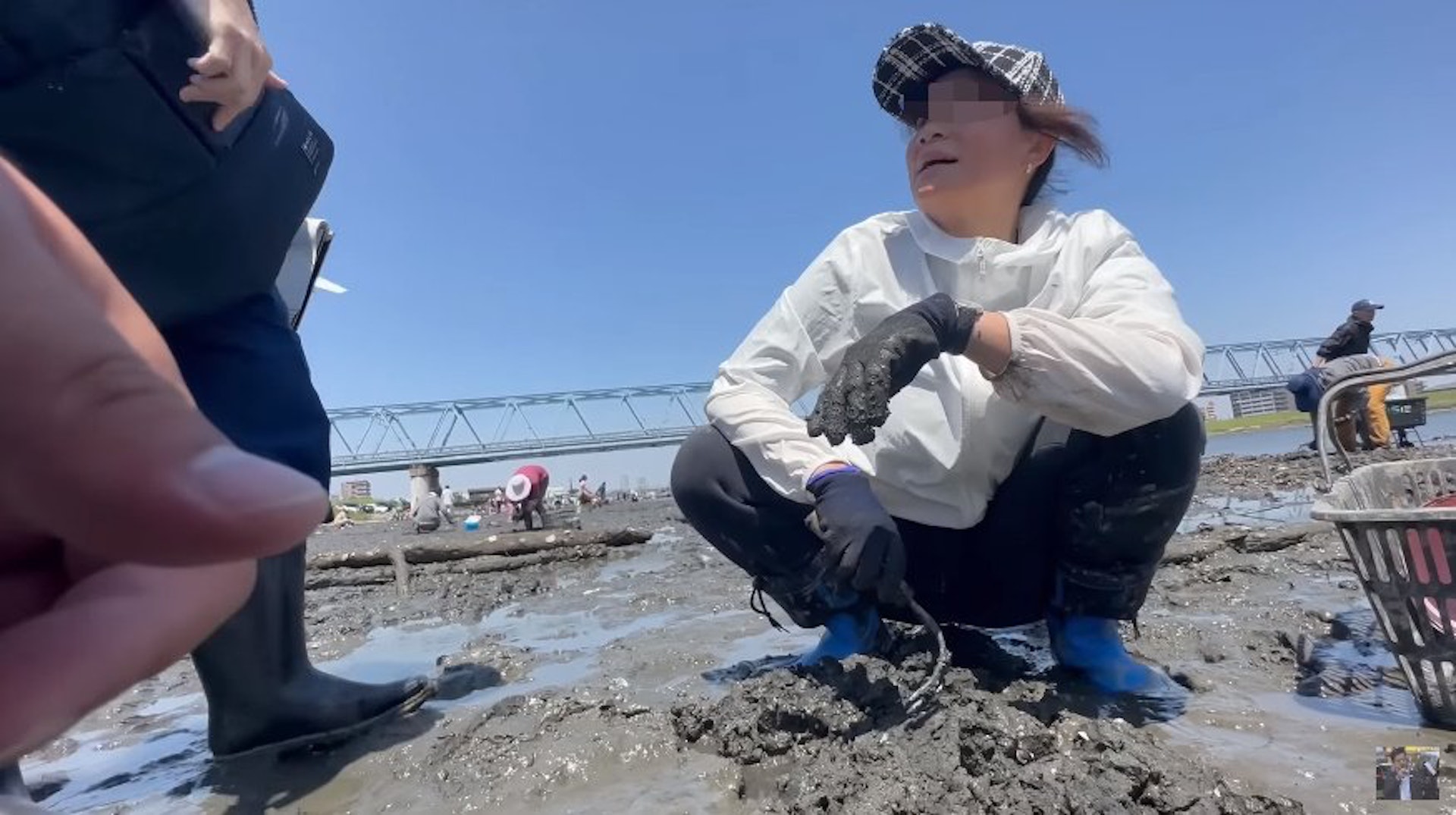 警察到場後タケちゃん便上前與中國大媽對質，指自己拍到她亂拋蠔殼的證據，大媽就不斷以普通話表示自己「聽不懂啊」、「不知道啊」。警方上前以手機翻譯應用程式嘗試與她對話時，大媽就接連講到「我今天剛剛來不懂的」、「我第一次來」、「沒有來過」、「日本話聽不懂」。（YouTube 截圖）