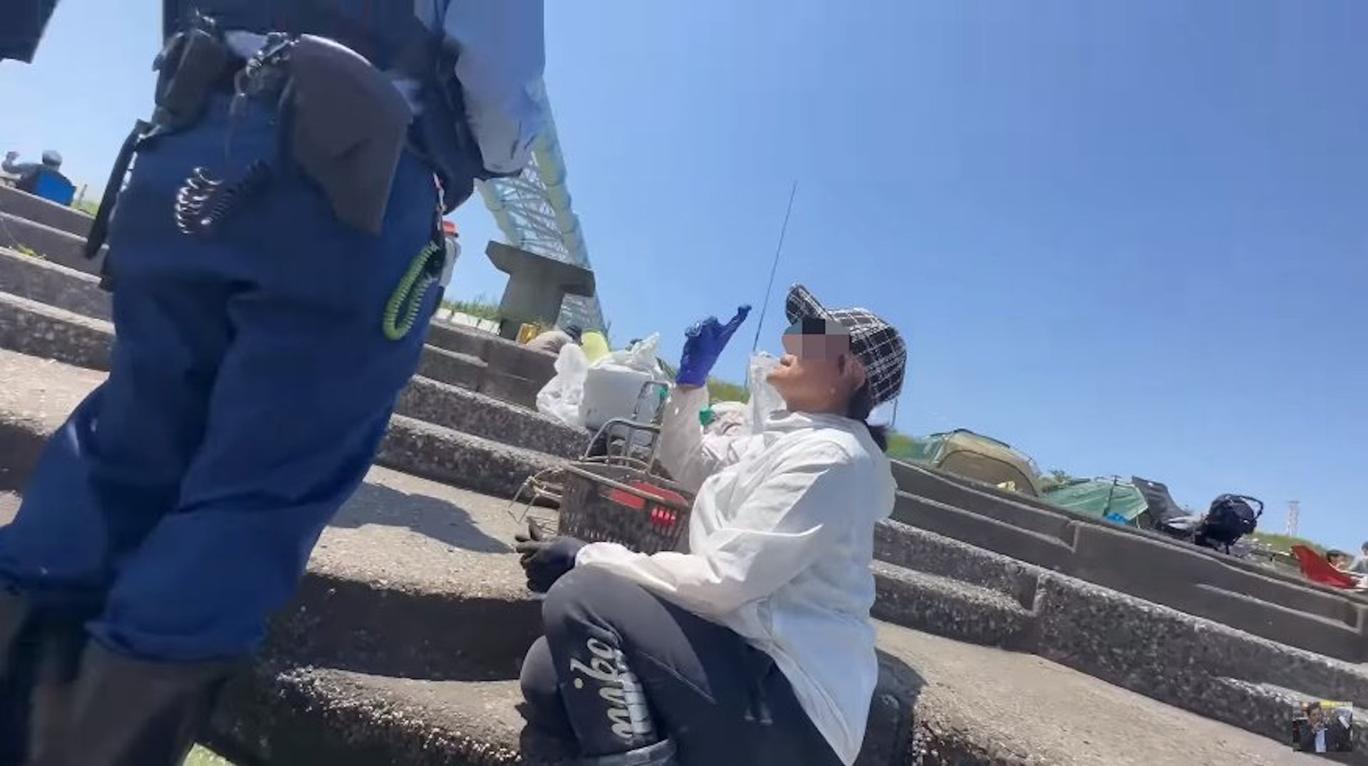 警方警告她不能隨便丟棄蠔殼後,大媽便開始雙手合十哭喊著求饒(YouTube 截圖) 警方警告她不能隨便丟棄蠔殼後,大媽便開始雙手合十哭喊著求饒(YouTube 截圖)