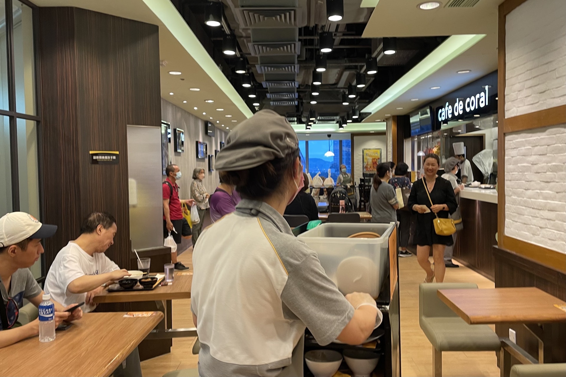 記者今晚到事發大家樂分店了解,現場食客取餐秩序井然,未有人目擊事發經過。(盧翊銘攝) 記者今晚到事發大家樂分店了解,現場食客取餐秩序井然,未有人目擊事發經過。(盧翊銘攝)