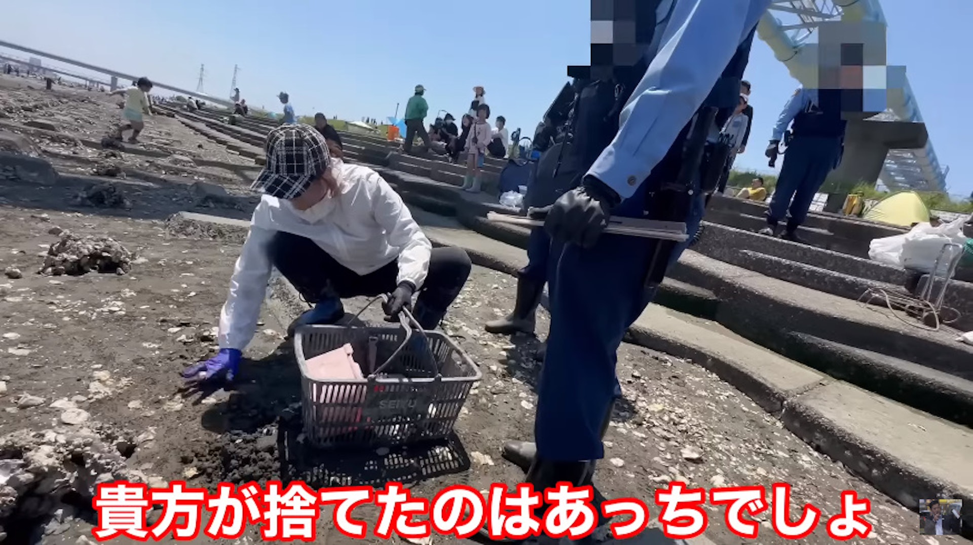 之後又哭喊著說「我現在撿回去」,胡亂撿著一旁的蠔殼(YouTube 截圖) 之後又哭喊著說「我現在撿回去」,胡亂撿著一旁的蠔殼(YouTube 截圖)