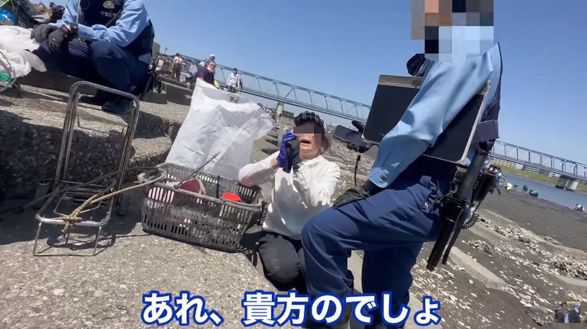 不斷向警察們搖手表示「我下次不敢了」、「我好怕啊」,又指向一旁的「戰利品」講到「這個我不要了」(YouTube 截圖) 不斷向警察們搖手表示「我下次不敢了」、「我好怕啊」,又指向一旁的「戰利品」講到「這個我不要了」(YouTube 截圖)