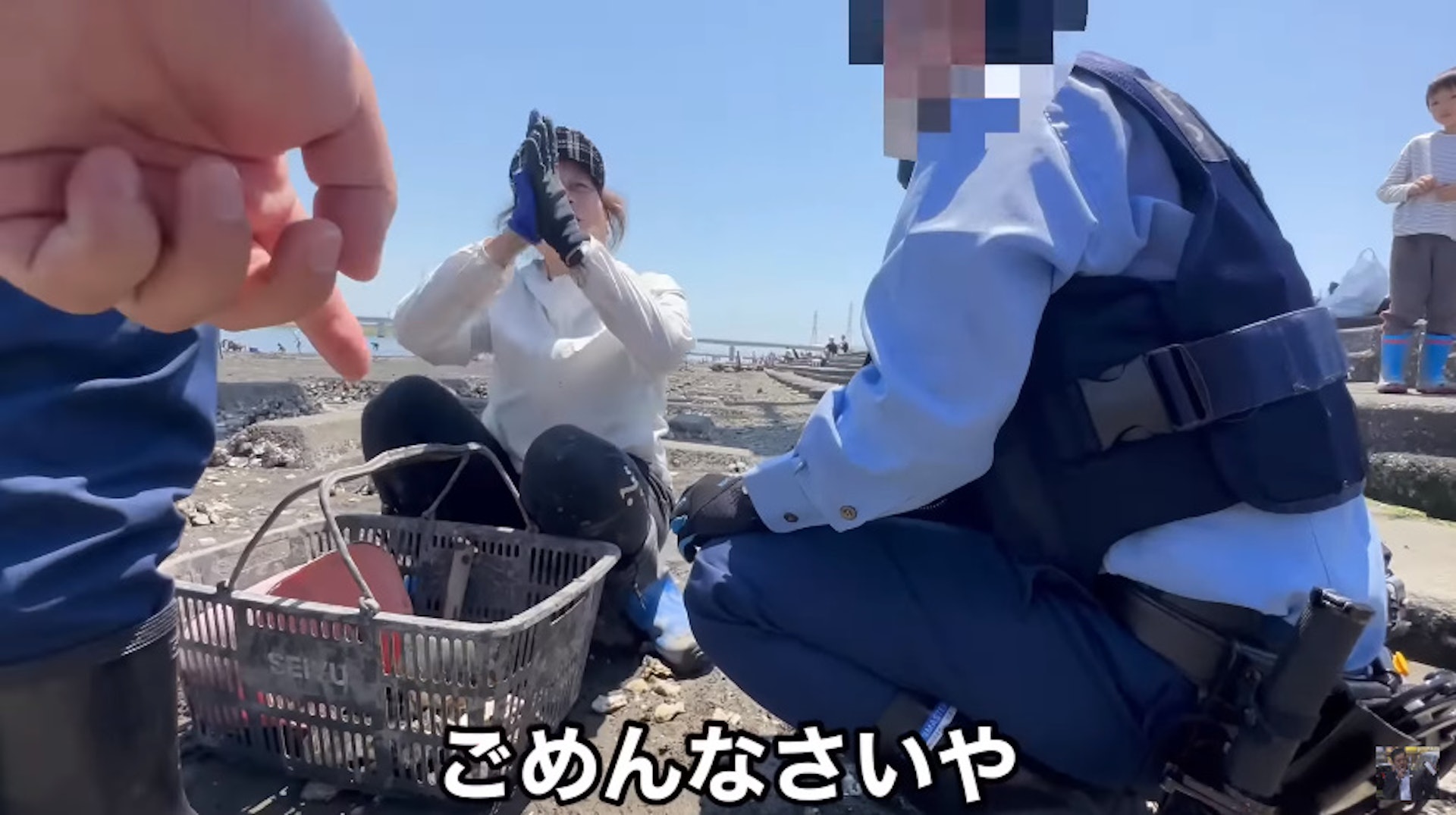 謊稱自己只是在岸邊挖蠔,希望警察們能放過她,喊到「不能抓我呀!」。(YouTube 截圖) 謊稱自己只是在岸邊挖蠔,希望警察們能放過她,喊到「不能抓我呀!」。(YouTube 截圖)