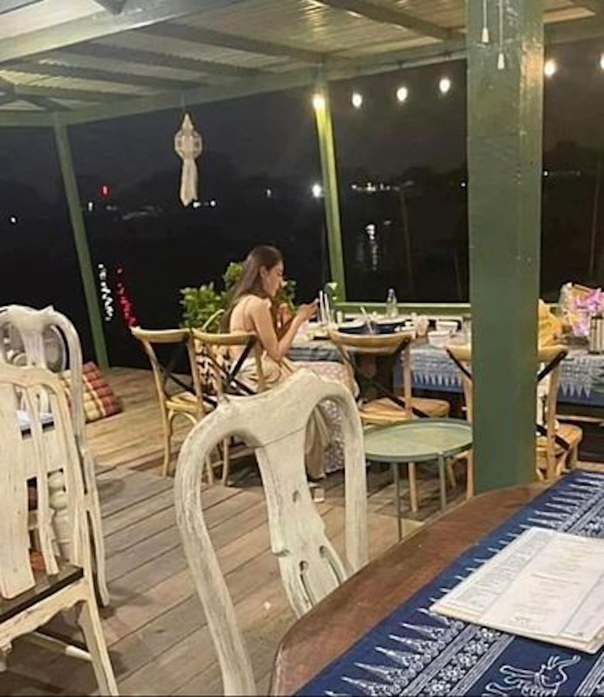 泰女星Tangmo當晚在餐廳用餐身影。（facebook）