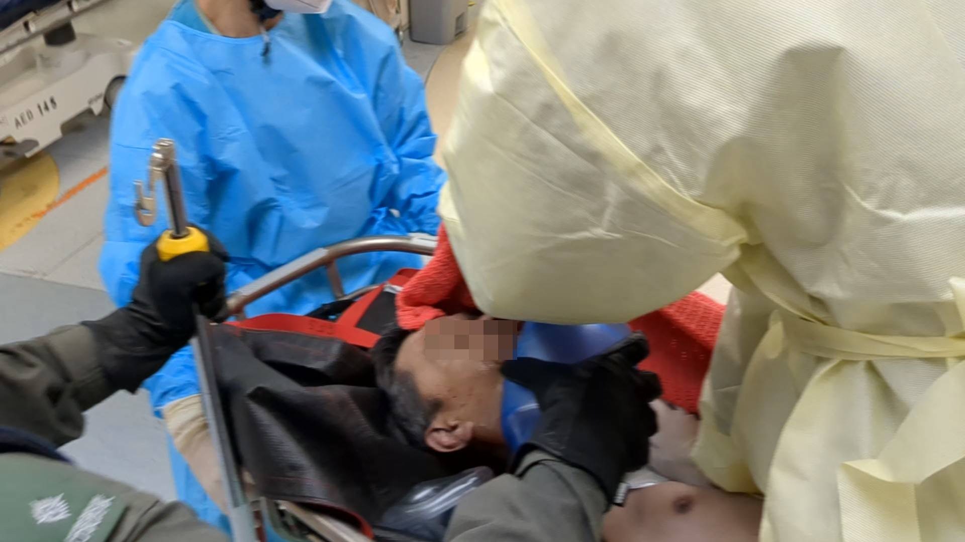 事主昏迷由直升機送到東區醫院搶救，其間救援人員替他做心外壓急救。（黃偉民攝）