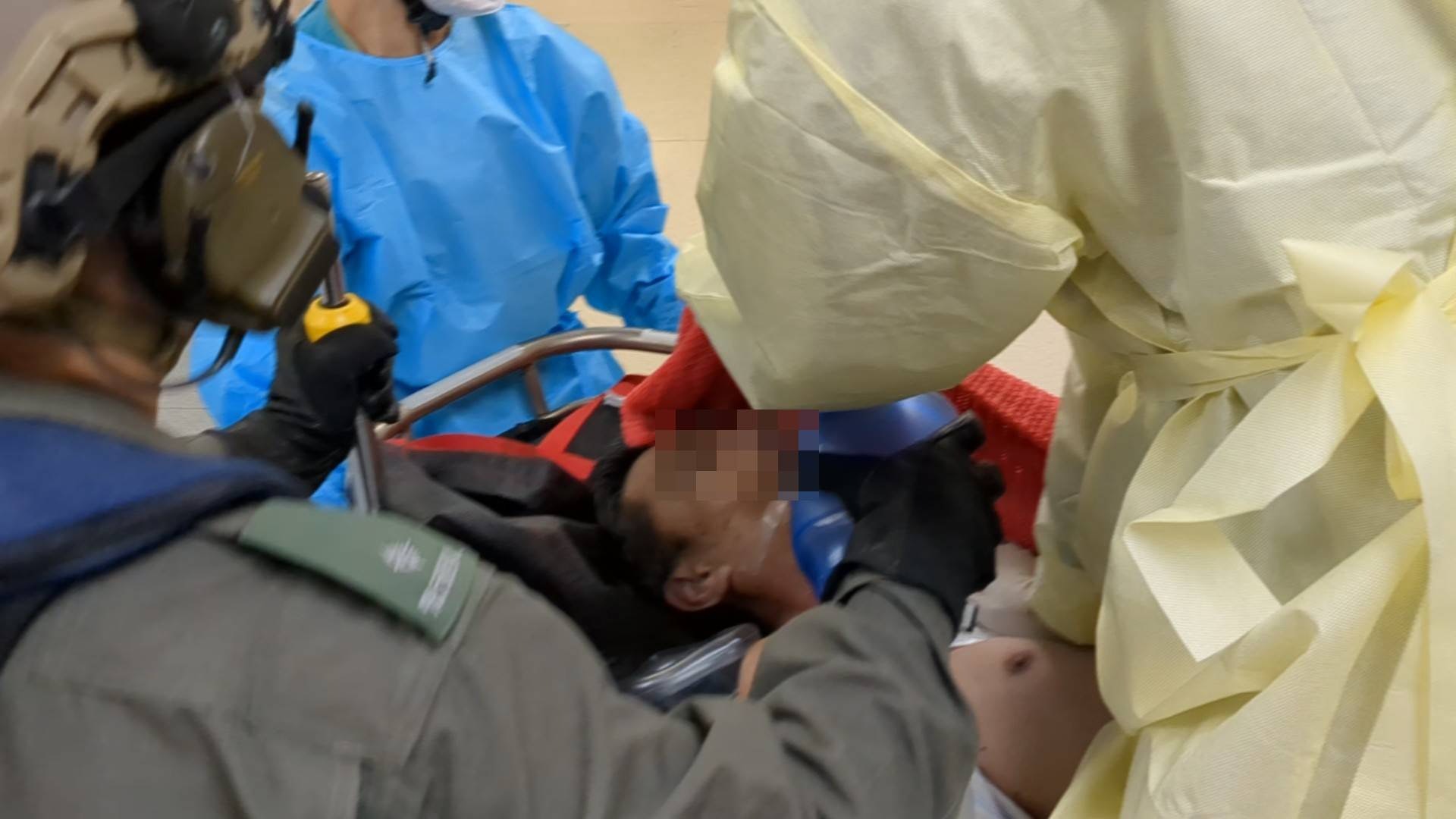 事主昏迷由直升機送到東區醫院搶救，其間救援人員替他做心外壓急救。（黃偉民攝）