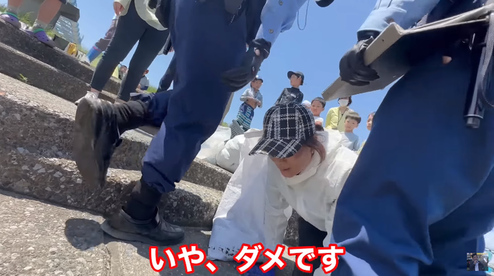 之後警察說要帶她到警局時,大媽又跪回地上說「我沒力氣了」、「我老人家你放過我吧」、「我糖尿病腳都軟了」,經過一番輾轉才願意跟著警員離開。(YouTube 截圖) 之後警察說要帶她到警局時,大媽又跪回地上說「我沒力氣了」、「我老人家你放過我吧」、「我糖尿病腳都軟了」,經過一番輾轉才願意跟著警員離開。(YouTube 截圖)