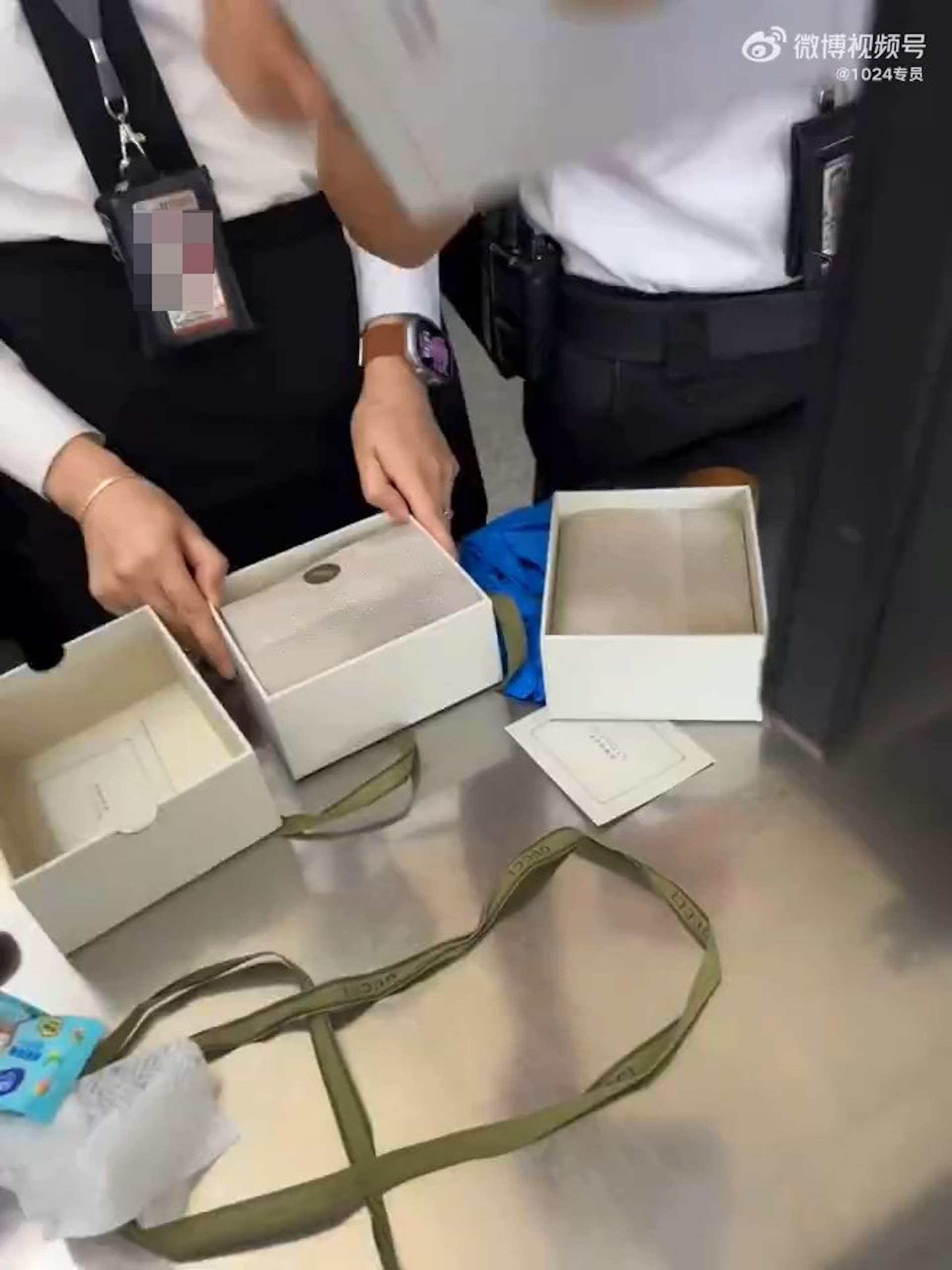 香港機場保安把「XO醬」拆盒取出並解釋原因，內地大媽則在連珠發炮質問保安。（影片截圖）
