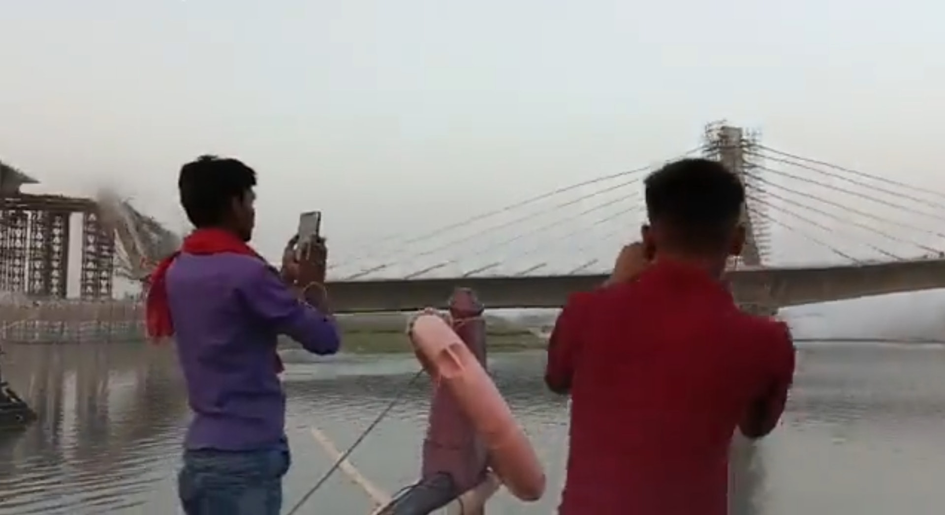 印度2日才發生火車連環撞造成275人死亡的恐怖意外，東北部比哈爾邦（Bihar）一座橫跨恆河（Ganga river）的大橋，4日被人拍下正在興建階段的橋身，竟然出現極為誇張的坍塌，讓大批印度民眾看傻眼。（Twitter@ChaudharyParvez）