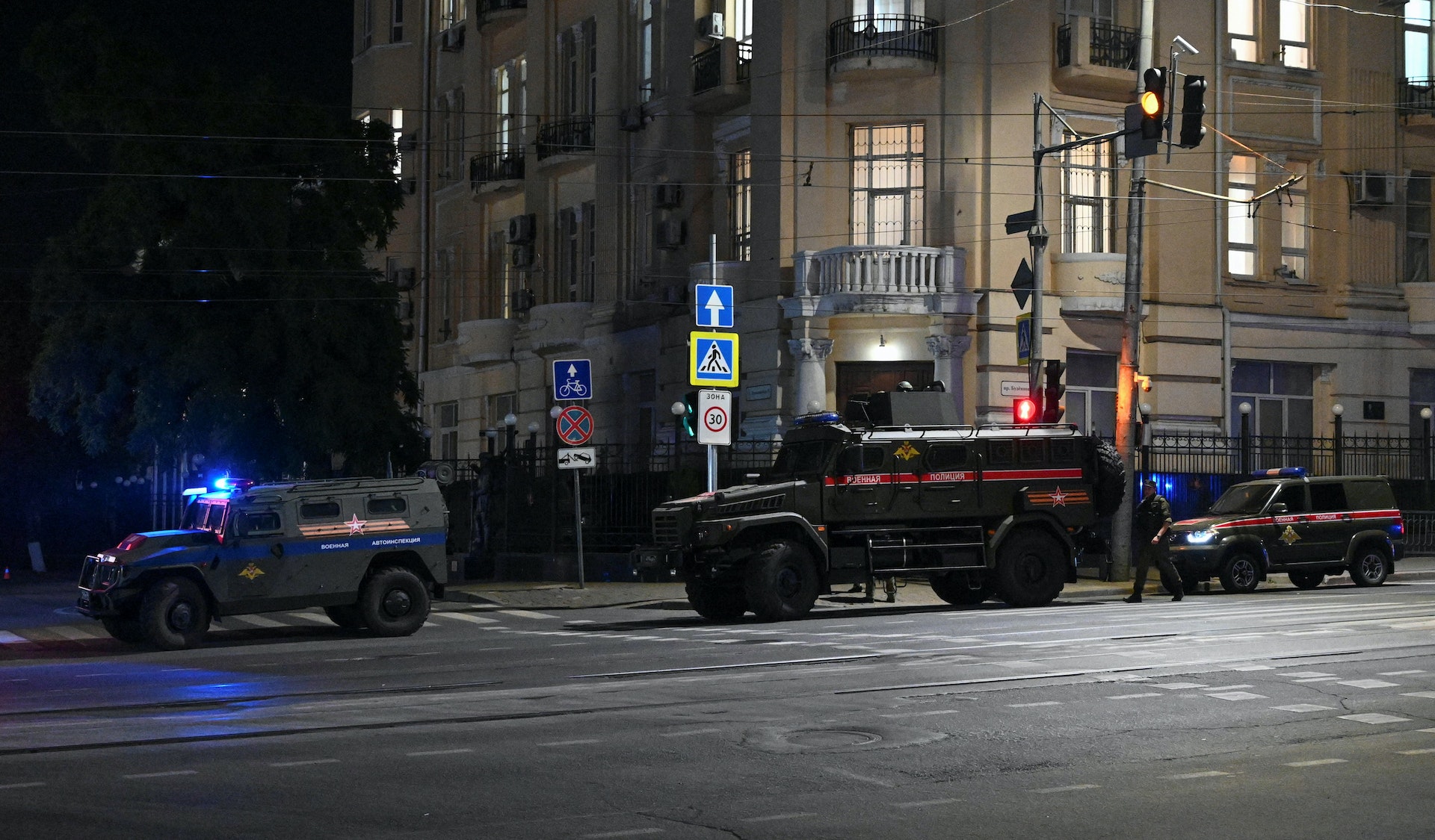 俄羅斯傳瓦格納集團兵變：圖為俄羅斯南部城市頓河畔羅斯托夫（Rostov-on-Don）街上出現裝甲車。（Reuters）