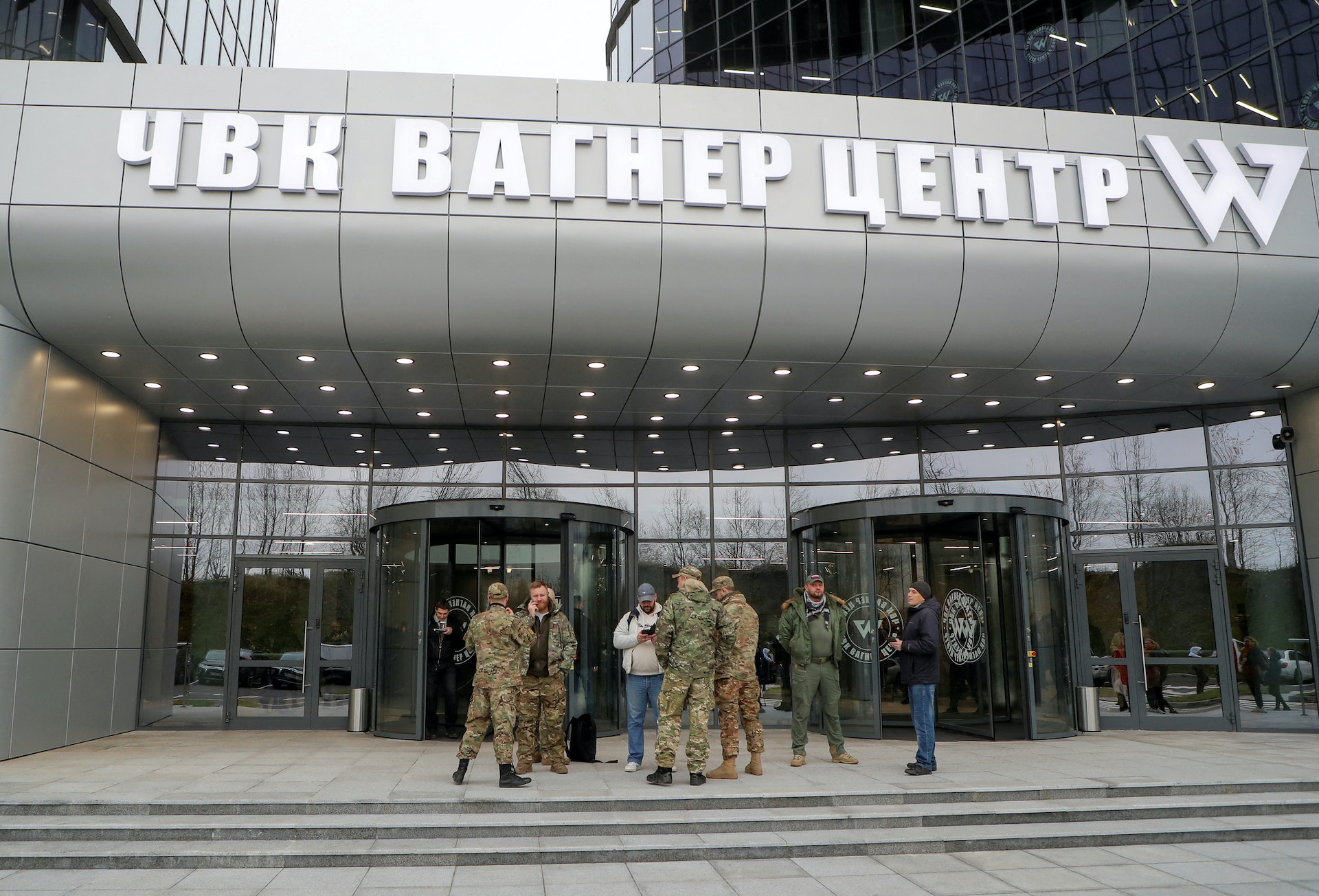 圖為2022年11月4日，人們聚集在位於俄羅斯聖彼得堡的PMC瓦格納中心外，當天是中心的開幕日。這是一個商人與俄僱傭兵組織瓦格納集團（Wagner Group）創辦人普里戈任（Yevgeny Prigozhin）合作推動的項目。（Reuters）