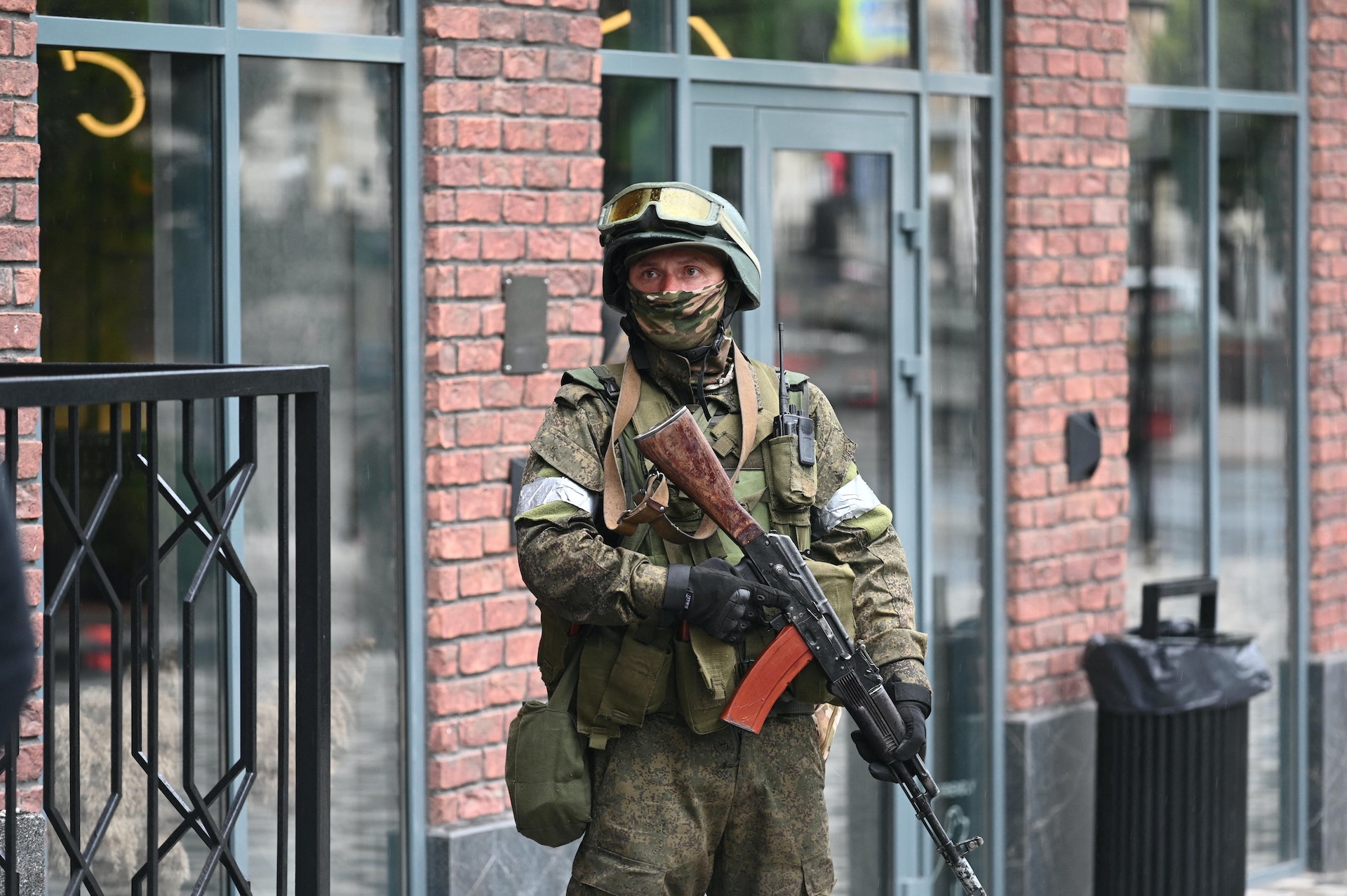俄羅斯傳僱傭兵組織瓦格納集團兵變：圖為2023年6月24日，來到俄羅斯羅斯托夫州（Rostov）頓河畔羅斯托夫市（Rostov-on-Don）的俄南部軍區總部附近進行部署的瓦格納集團成員。（Reuters）