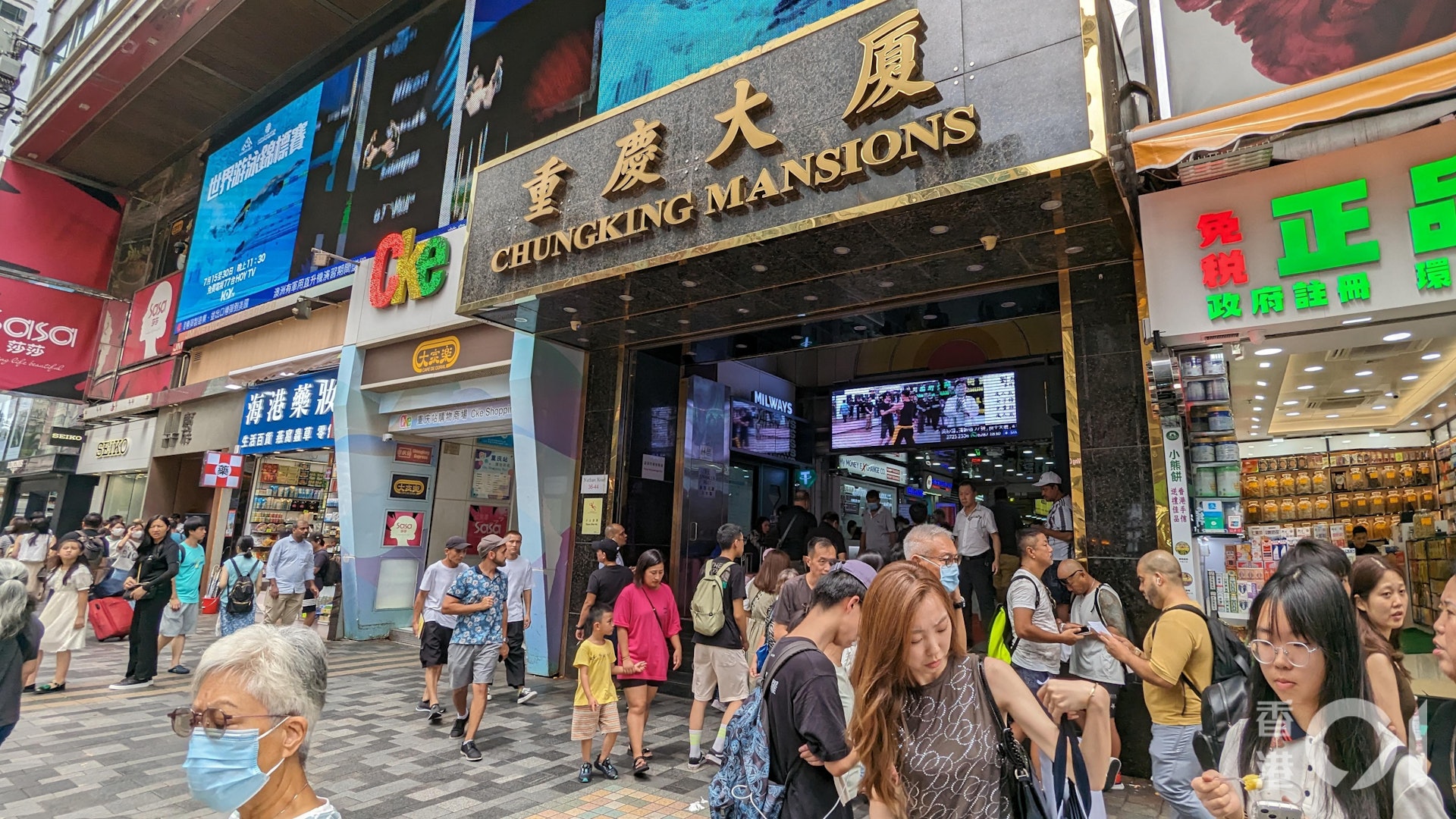 死者在香港租住了位於尖沙咀重慶大廈的酒店，酒店負責人表示，該名死者於上周一（17日）獨自登記入住，並原定於明日（30日）退房。（黃偉民攝）