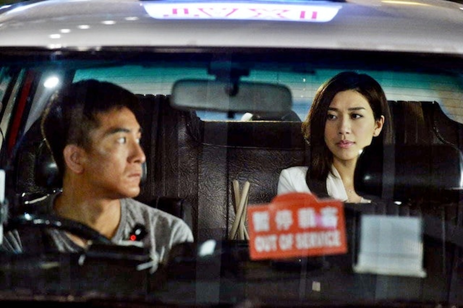 少婦「廣東話唔鹹唔淡」，聲稱前往「龍珠島」，司機以為接到大單，隨後對方才說清楚想去「龍駒道」。（《降魔的》劇照）