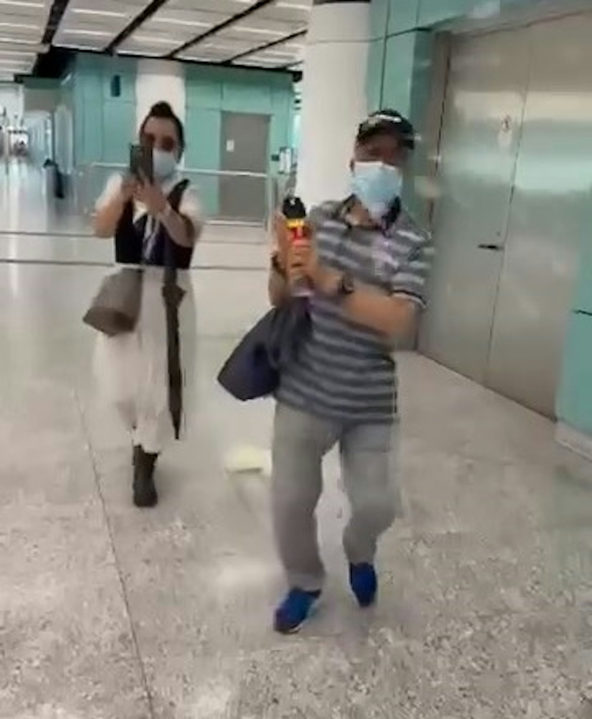 何伯拿出一樽殺蟲水向片主噴射。（網上片段截圖）